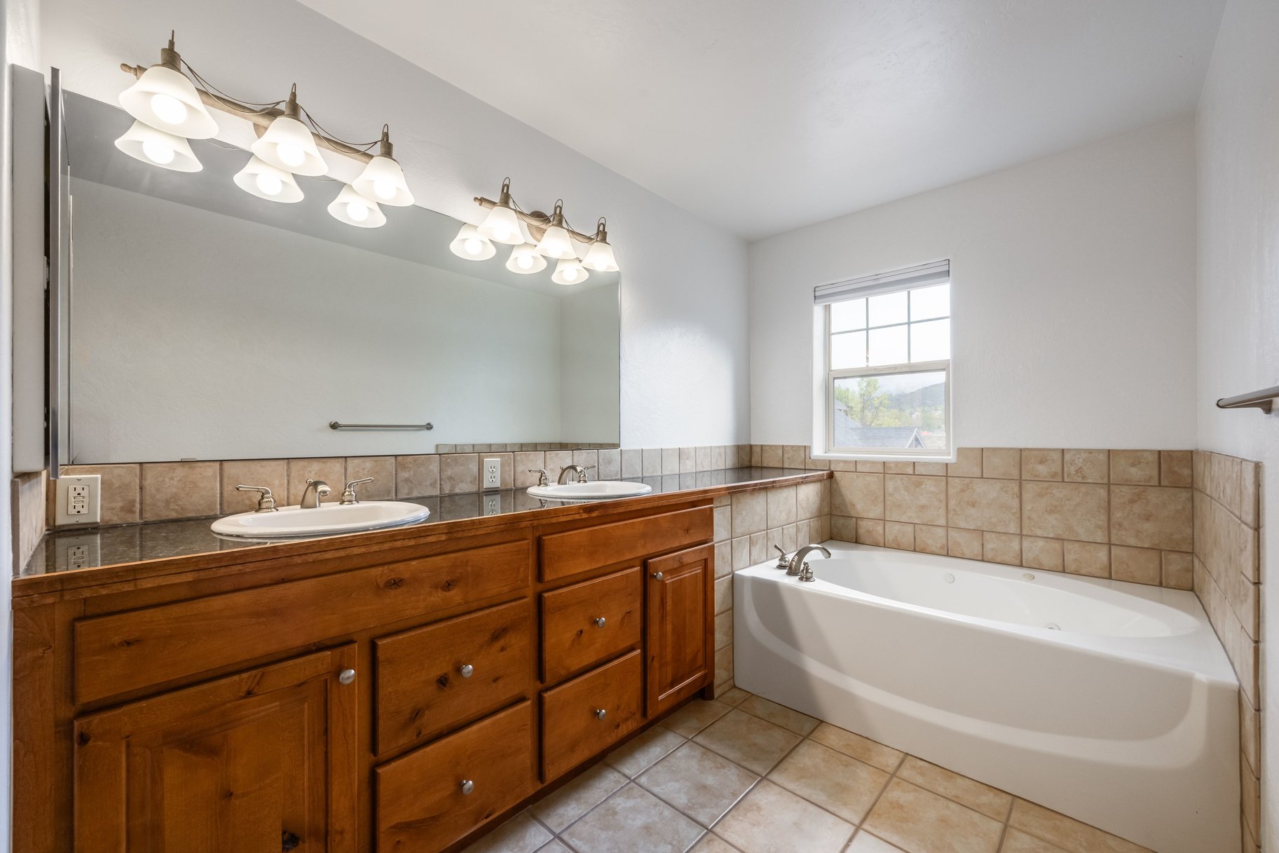 3-Bedroom Fox Point Townhome with 2-Car Garage & Newly Updated Kitchen - 物件實景