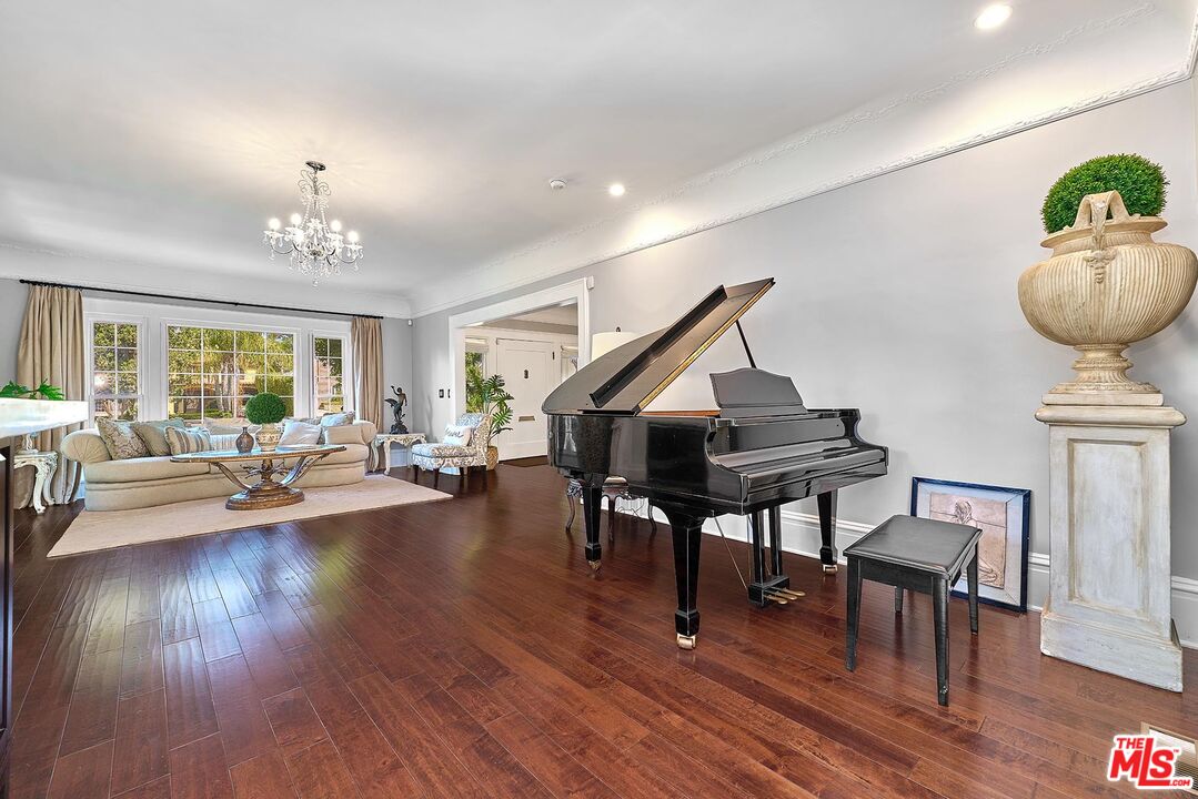 Los Angeles, California, 90005, United States, 5 Bedrooms Bedrooms, ,6 BathroomsBathrooms,Residential,For Sale,1907226
