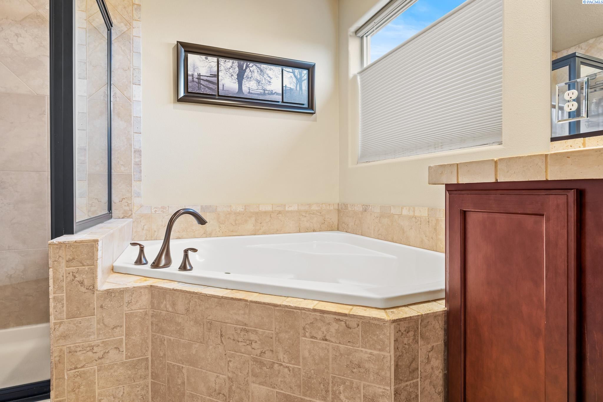 Kennewick, Washington, 99338, United States, 4 Bedrooms Bedrooms, ,3 BathroomsBathrooms,Residential,For Sale,1982934