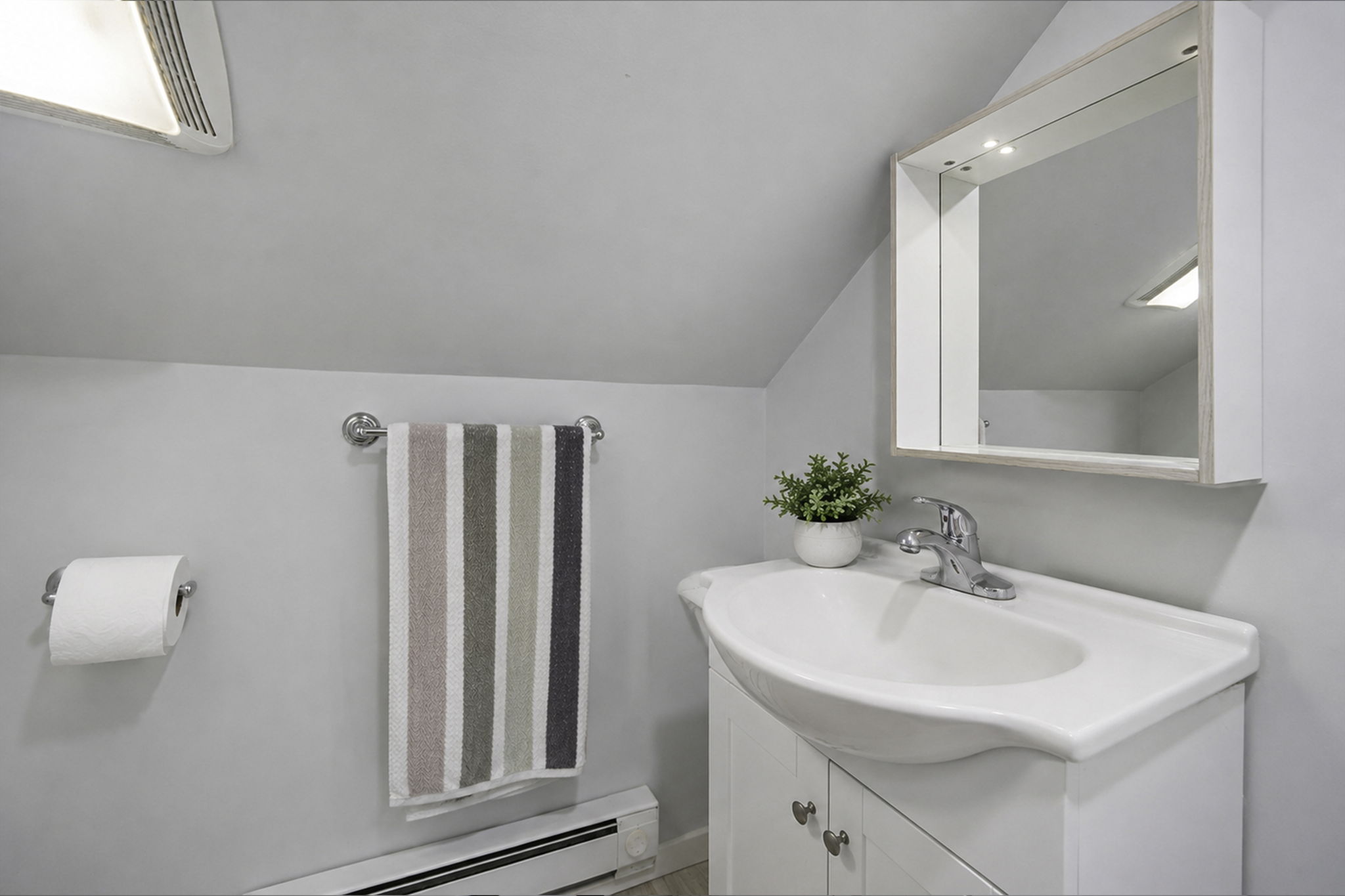 Bay Shore, New York, 11706, United States, 3 Bedrooms Bedrooms, ,3 BathroomsBathrooms,Residential,For Sale,2048700