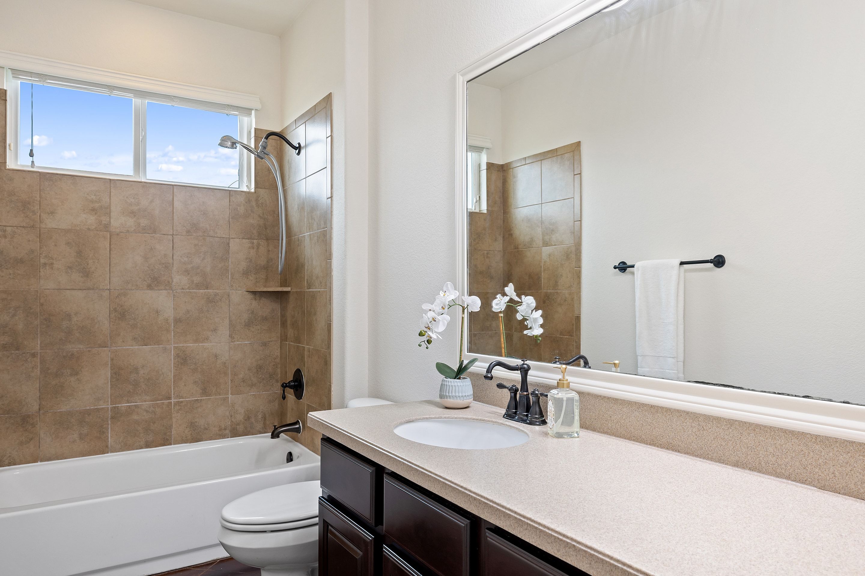  Beautiful Dripping Springs 1-Story on 2 Level Acres with Barn in Chama Trace - 物件實景