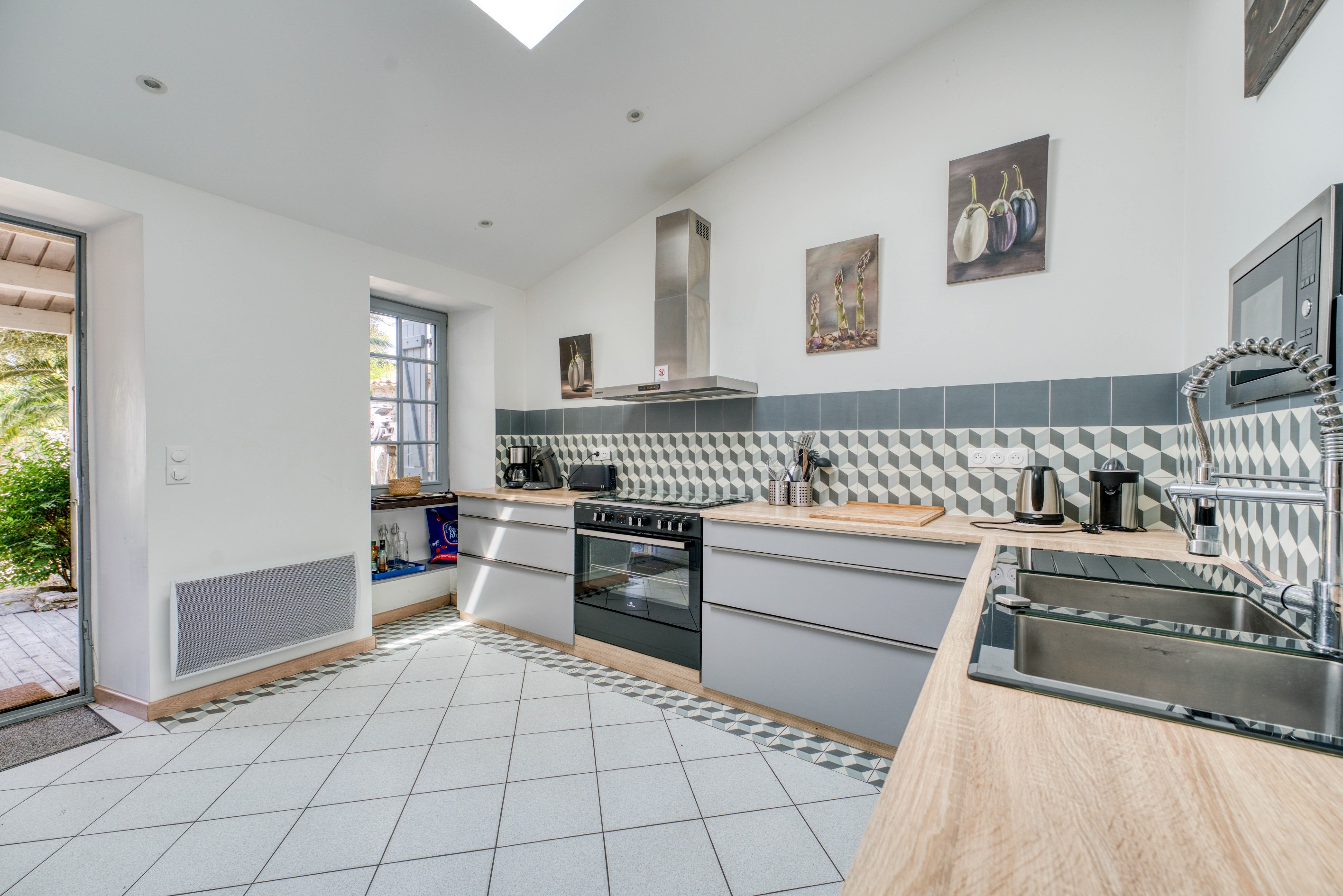  BEAUTIFUL CHARACTER PROPERTY WITH  SWIMMING POOL IN THE HEART OF A VILLAGE ON O… - 物件實景