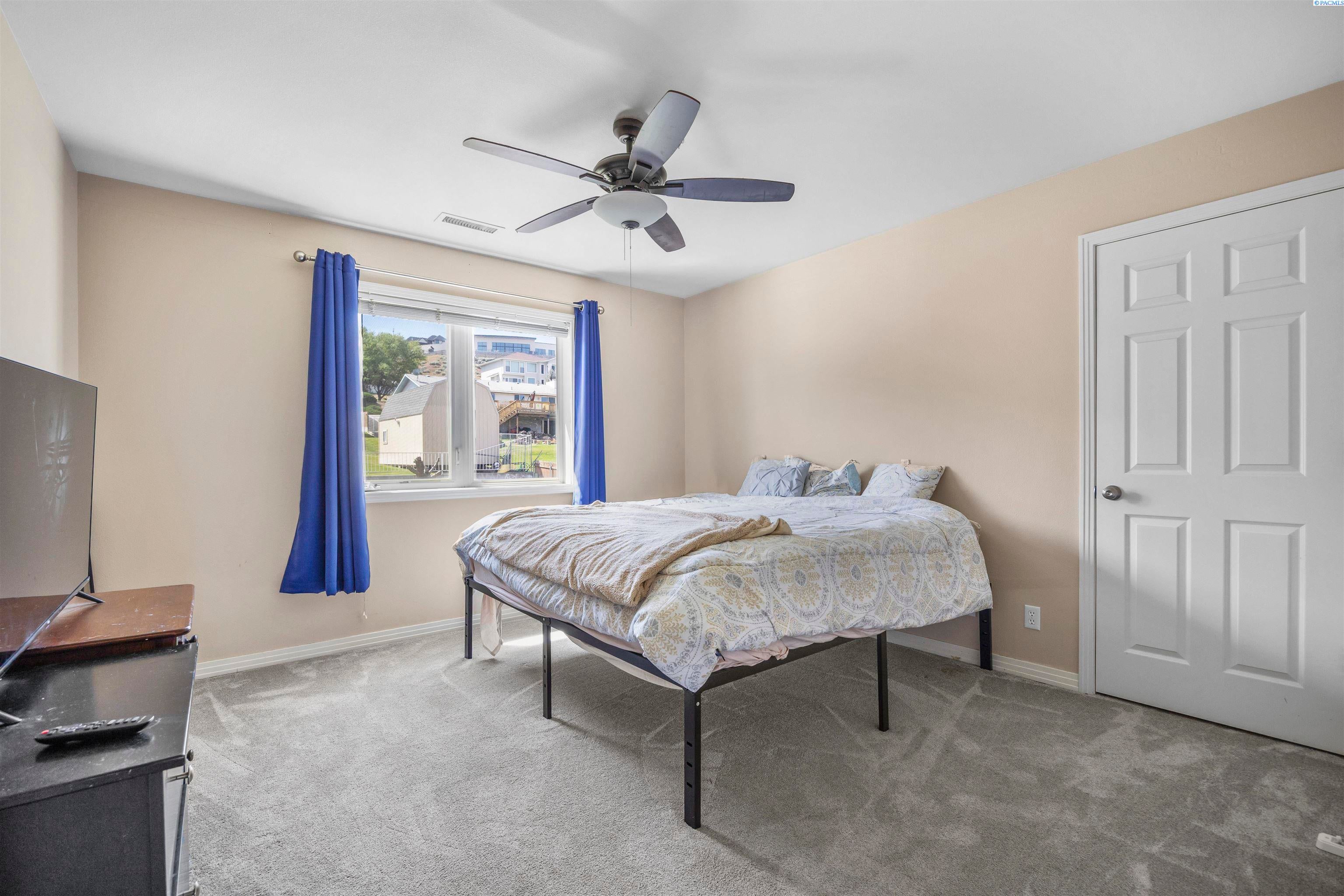 Kennewick, Washington, 99337, United States, 6 Bedrooms Bedrooms, ,4 BathroomsBathrooms,Residential,For Sale,1979182