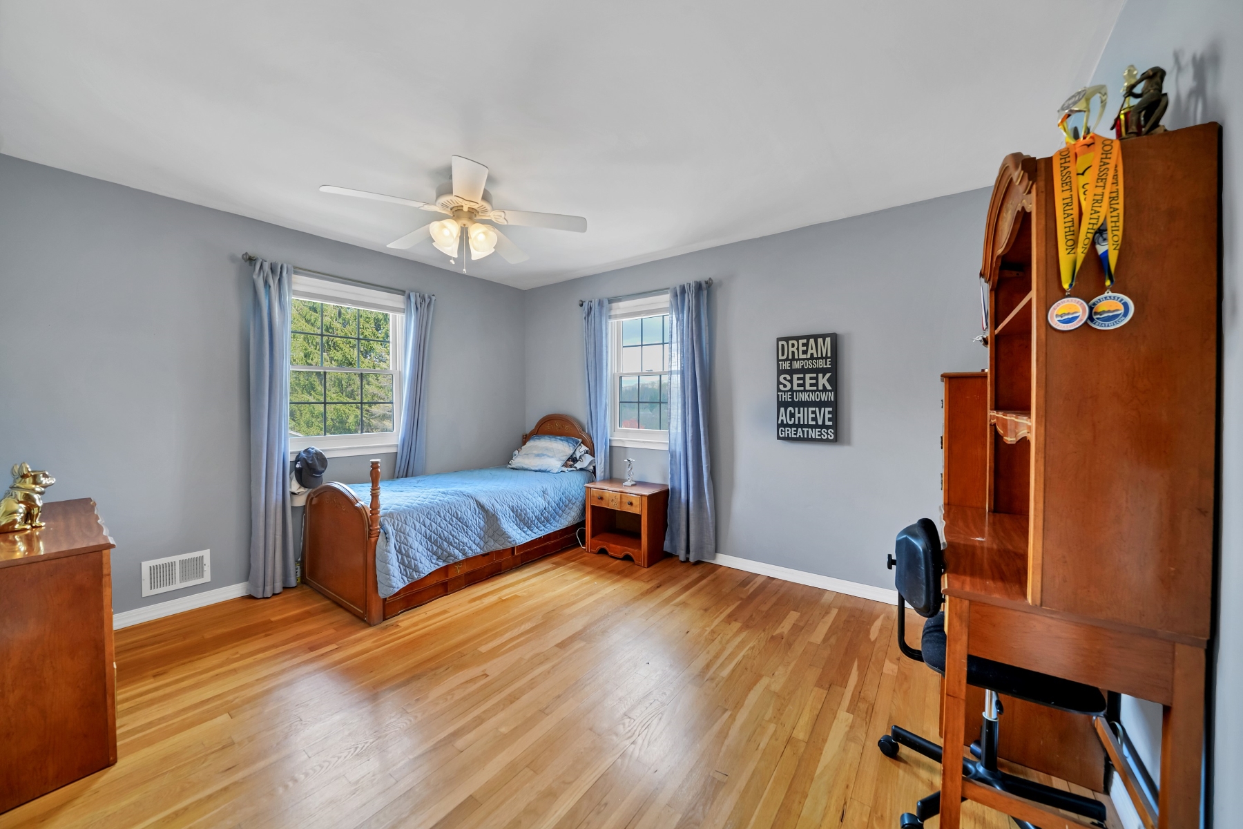  Neighborhood Colonial with Park Like Backyard - 物件實景