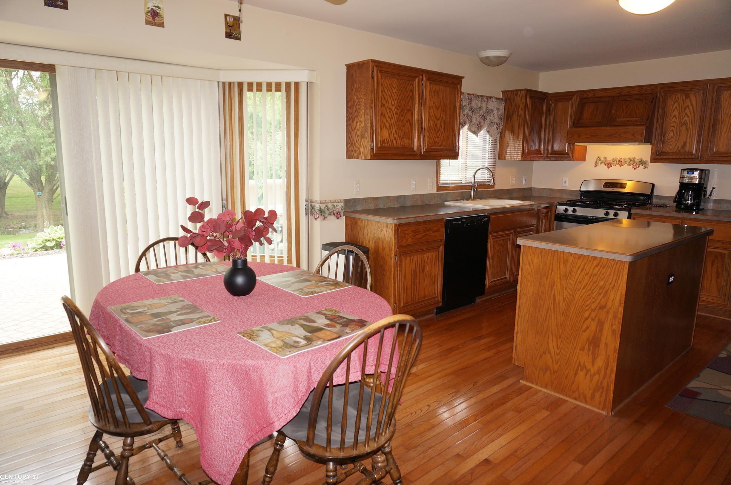 Macomb Twp, Michigan, 48044, United States, 4 Bedrooms Bedrooms, ,4 BathroomsBathrooms,Residential,For Sale,1894299