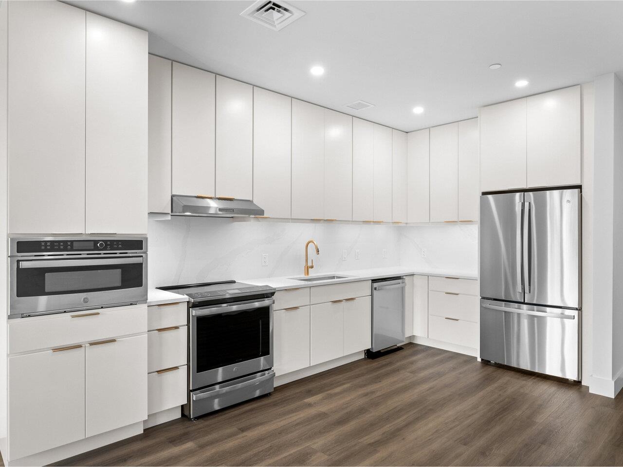 Burlington, Vermont, 05401, United States, 2 Bedrooms Bedrooms, ,1 BathroomBathrooms,Residential,For Sale,1941780
