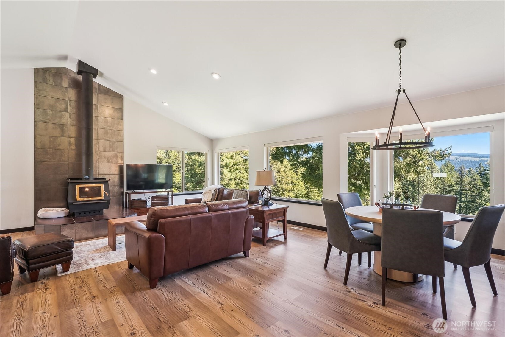 Cle Elum, Washington, 98922, United States, 3 Bedrooms Bedrooms, ,Residential,For Sale,1804011