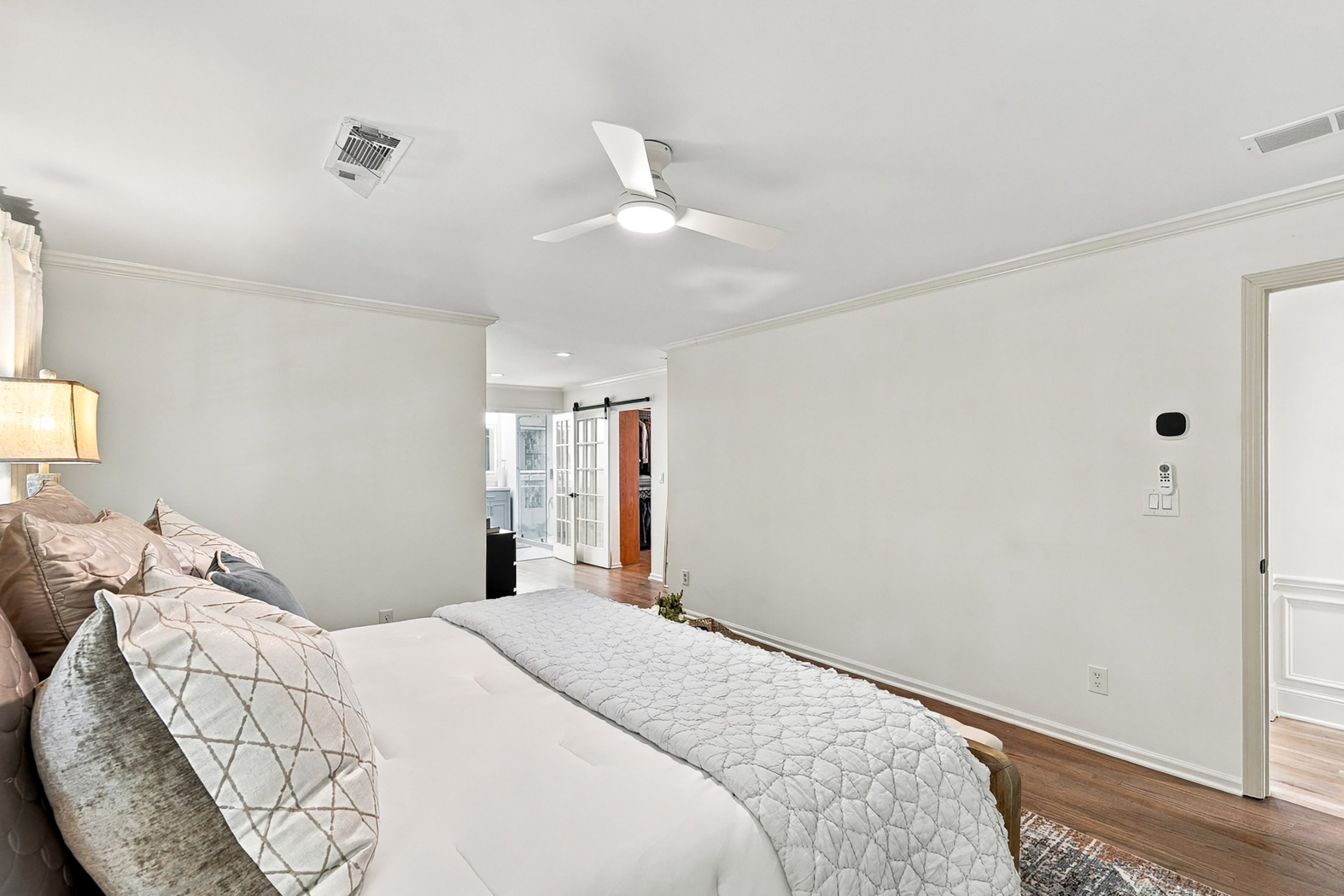  Classic Colonial Charm Meets Beautifully Updated Interiors - 物件實景
