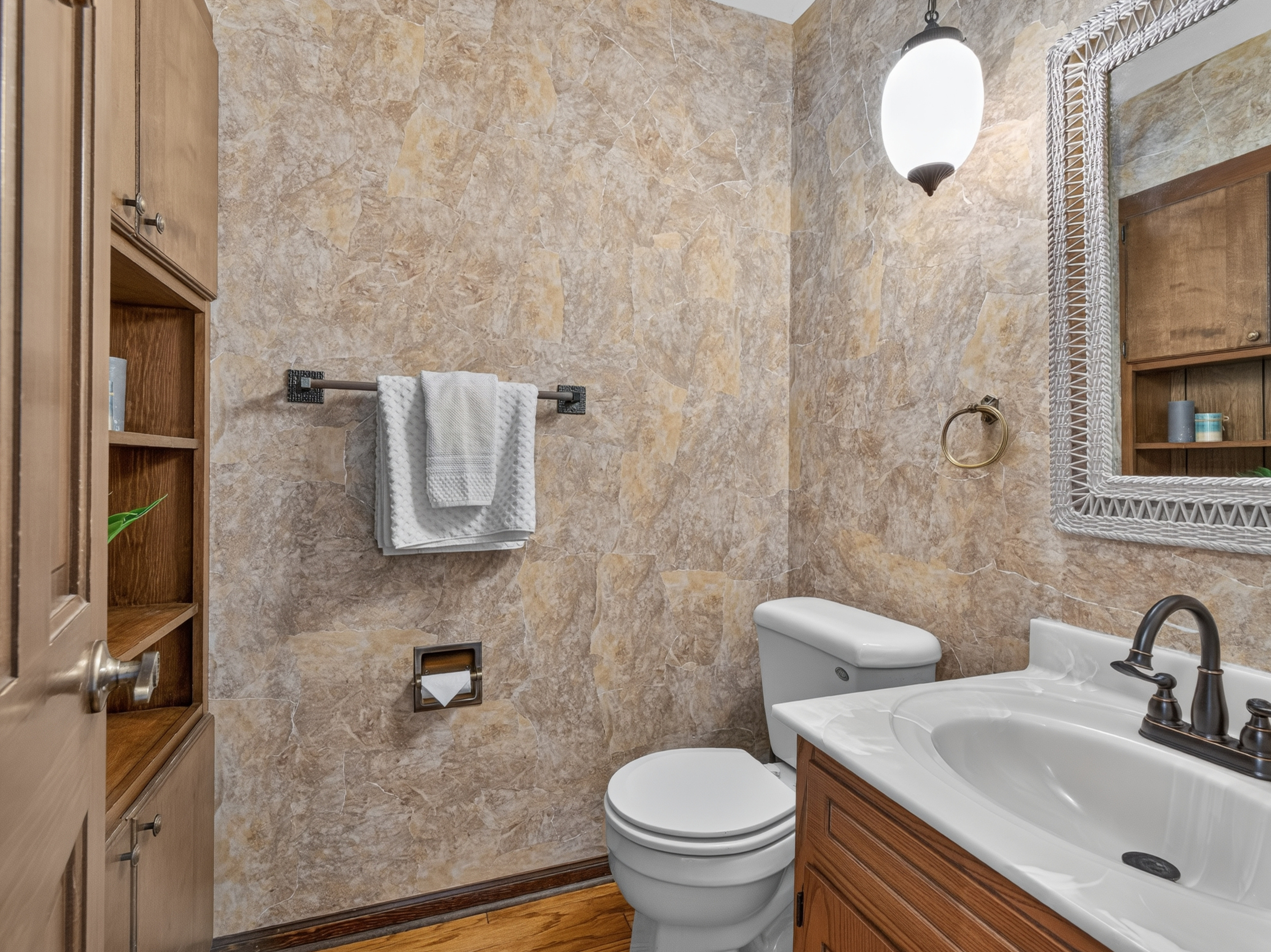  Well-Maintained 4 Bedroom Home on a Beautifully Landscaped Lot - 物件實景