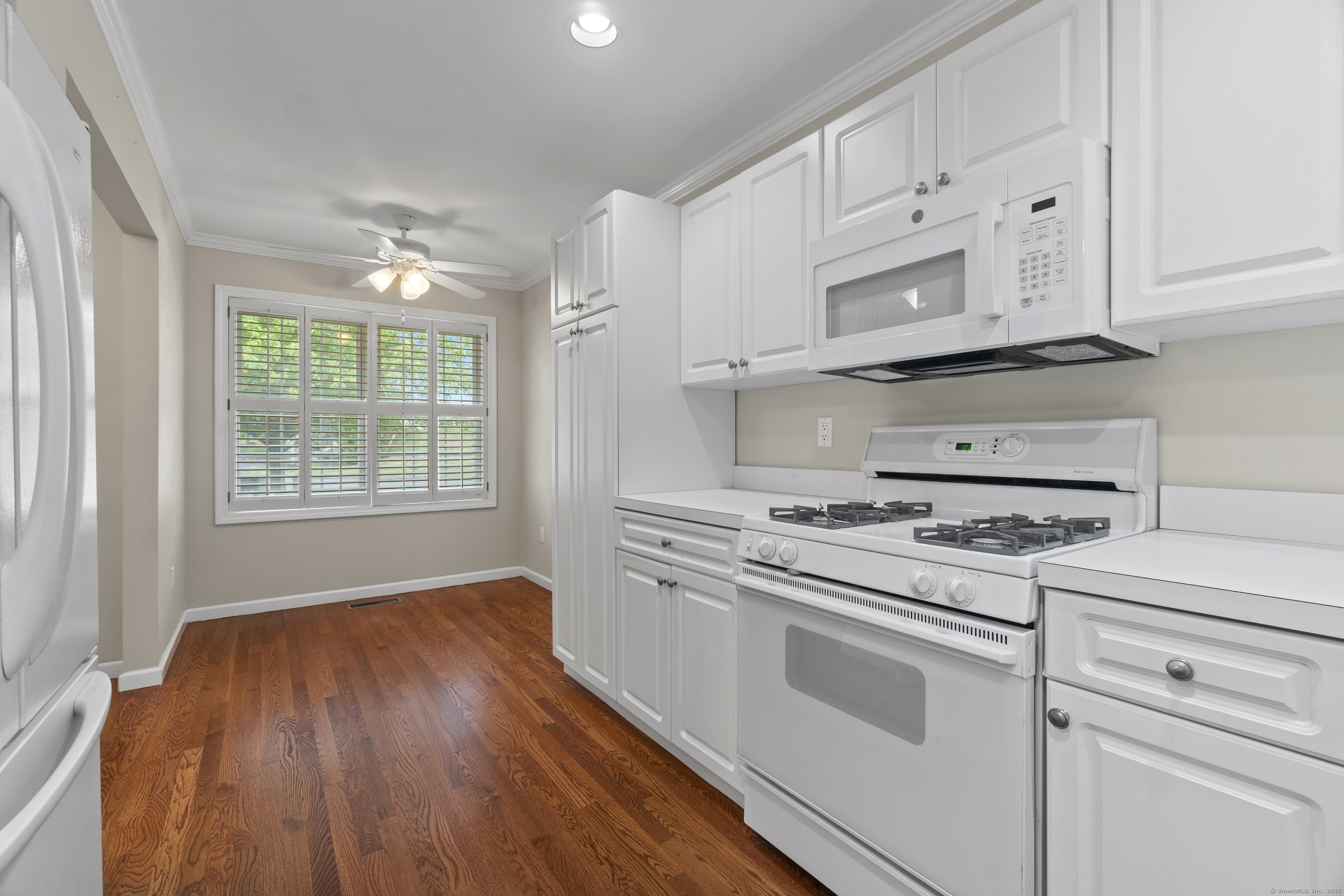 Danbury, Connecticut, 06811, United States, 2 Bedrooms Bedrooms, ,3 BathroomsBathrooms,Residential,For Sale,1932633
