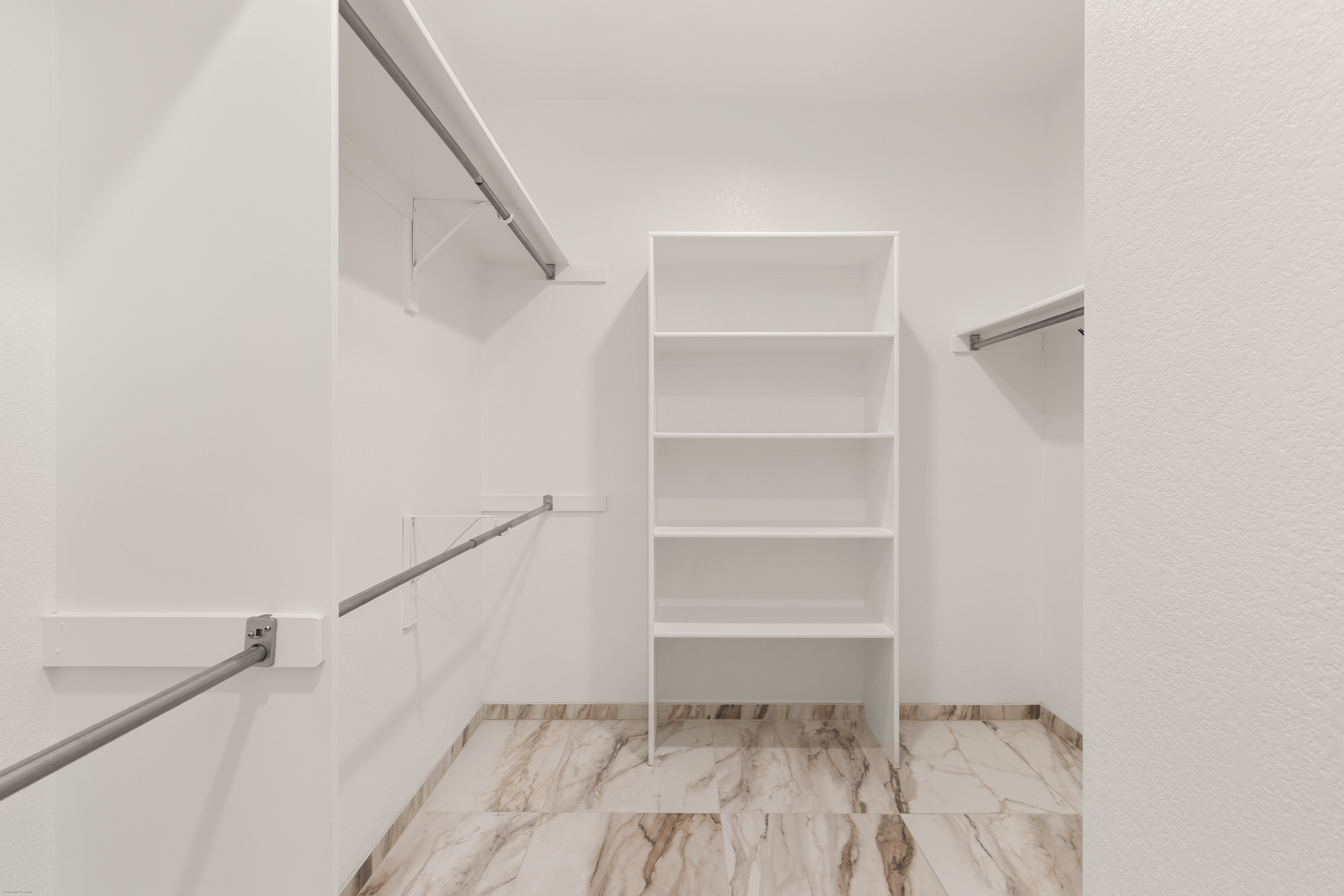  Extensively Renovated Main-Level Living - 物件實景