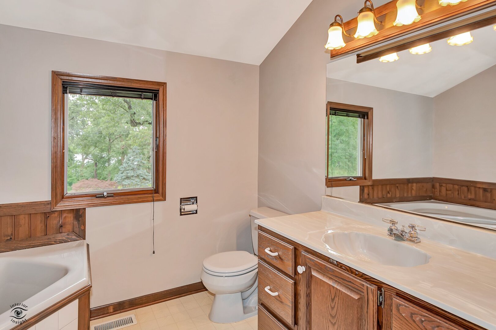 St. Anne, Illinois, 60964, United States, 4 Bedrooms Bedrooms, ,4 BathroomsBathrooms,Residential,For Sale,1901313