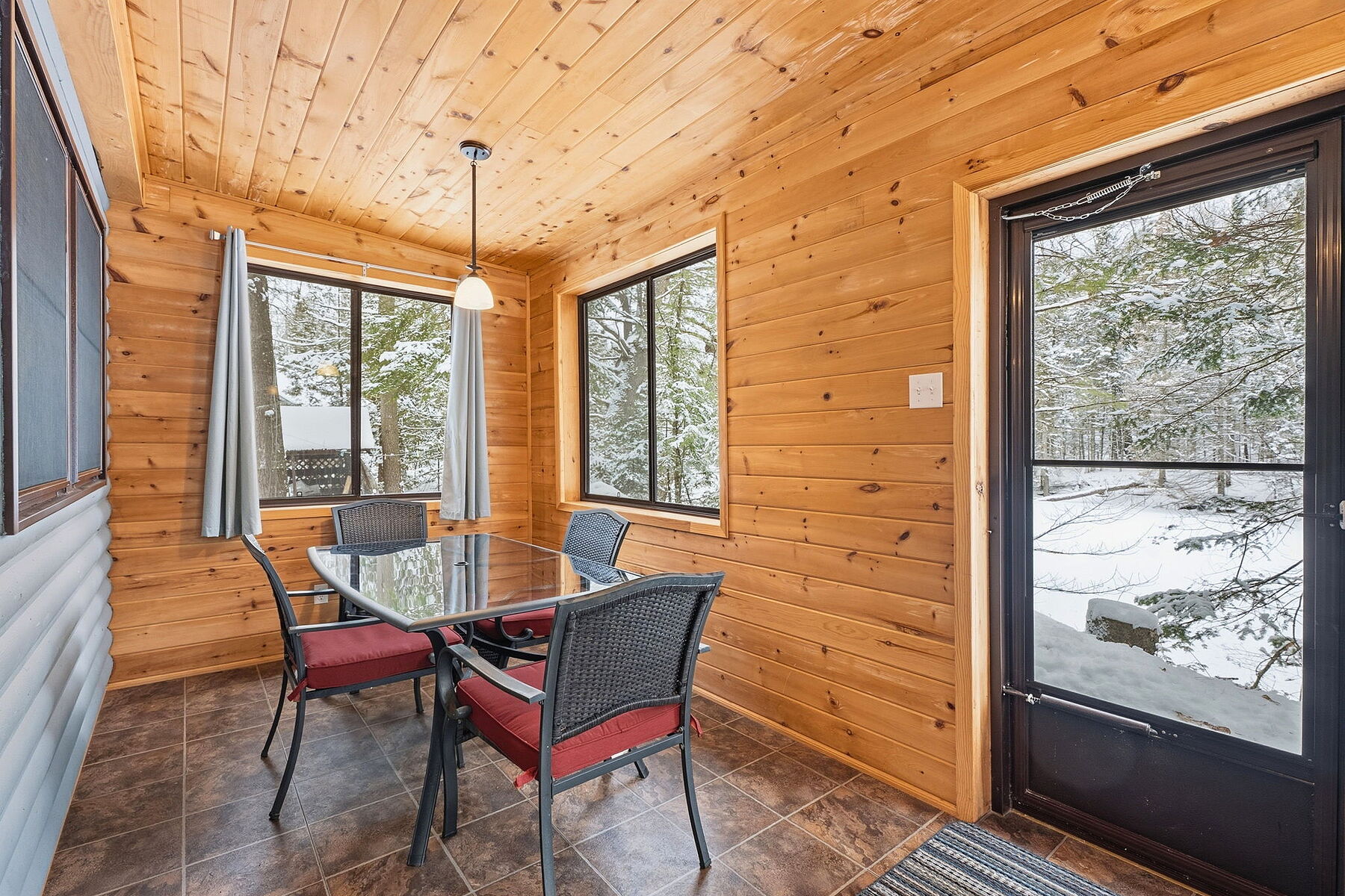  Serene Irondale River Cottage - 物件實景