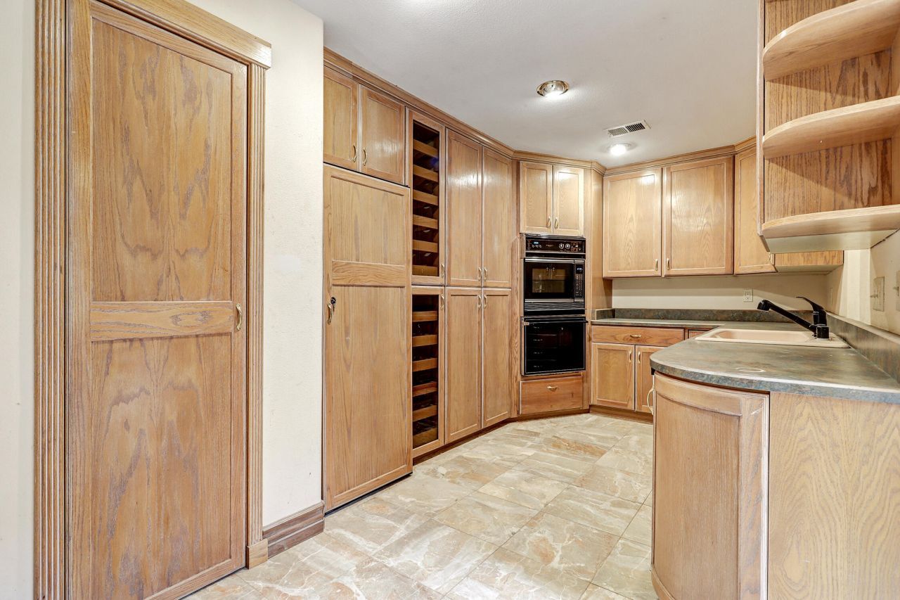 Los Ranchos, New Mexico, 87107, United States, 5 Bedrooms Bedrooms, ,5 BathroomsBathrooms,Residential,For Sale,1900994