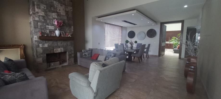 Circuito de la Pimavera, Torreón, Coahuila de Zaragoza, 27018, Mexico, 5 Bedrooms Bedrooms, ,3 BathroomsBathrooms,Residential,For Sale,Circuito de la Pimavera,1587997