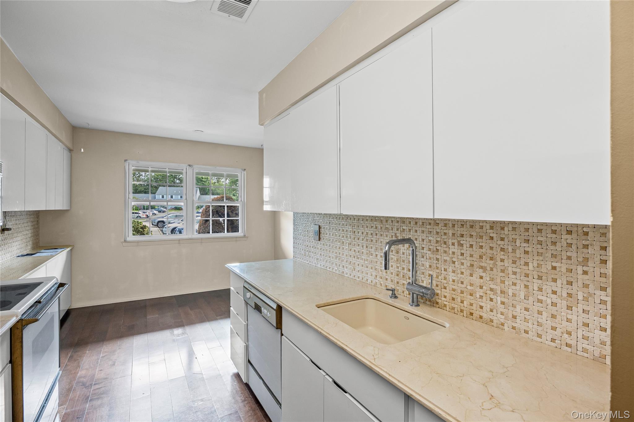 Huntington Station, New York, 11746, United States, 2 Bedrooms Bedrooms, ,2 BathroomsBathrooms,Residential,For Sale,1981328