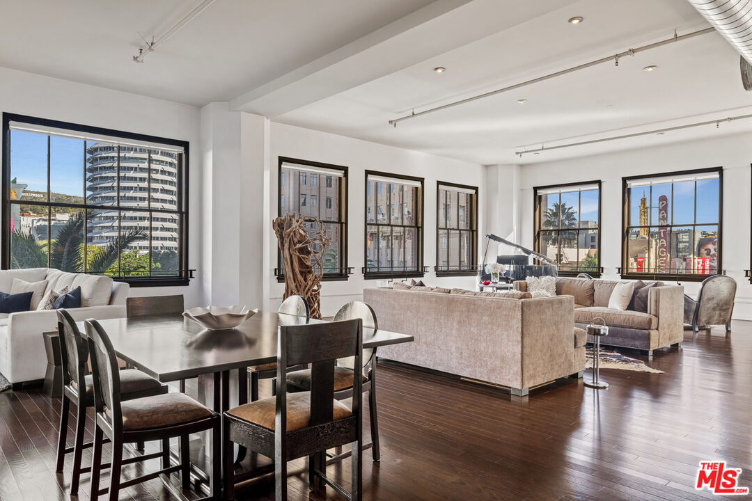Los Angeles, California, 90028, United States, 2 Bedrooms Bedrooms, ,2 BathroomsBathrooms,Residential,For Sale,1827936