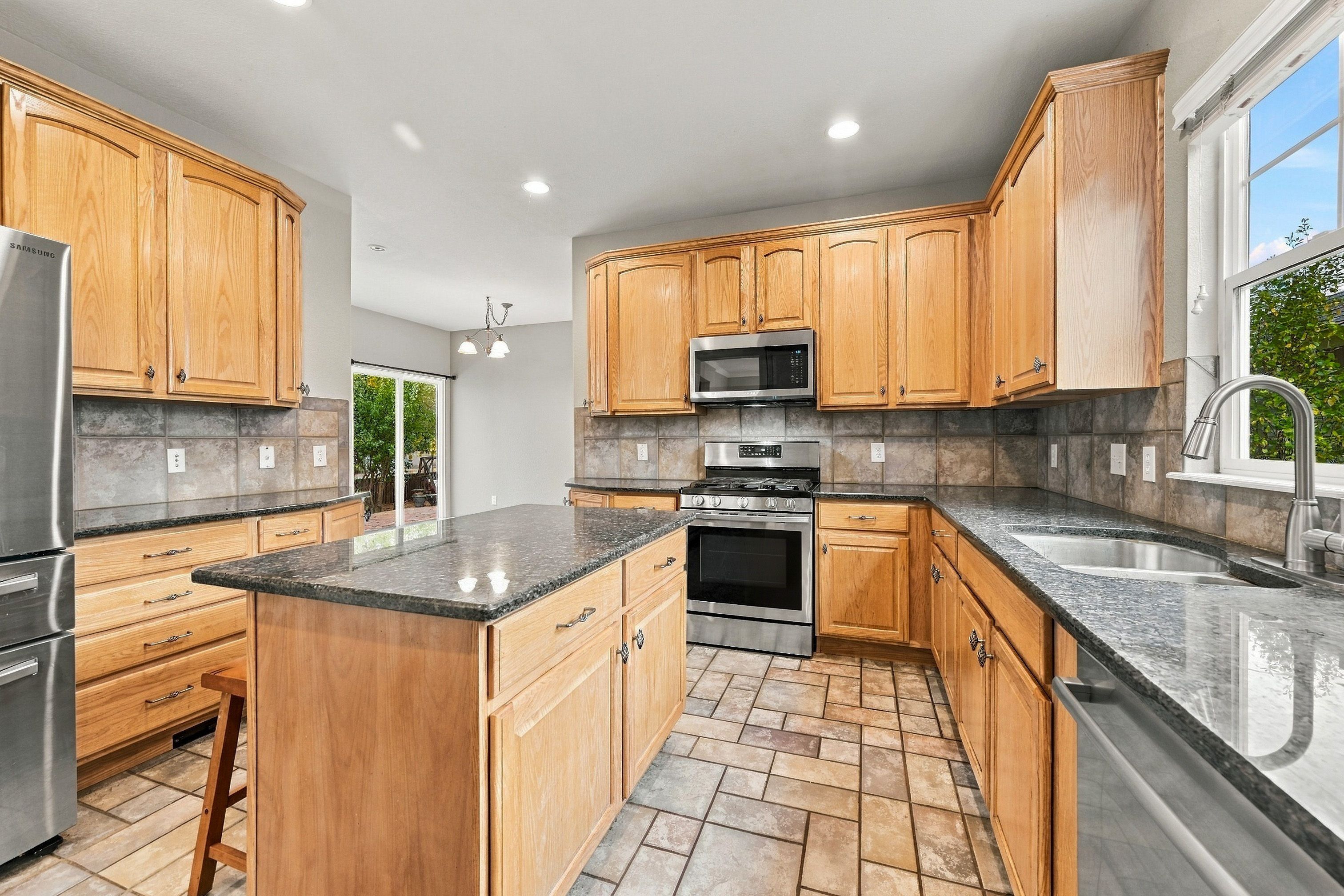  Beautifully updated and ideally located in desirable McKay Landing - 物件實景