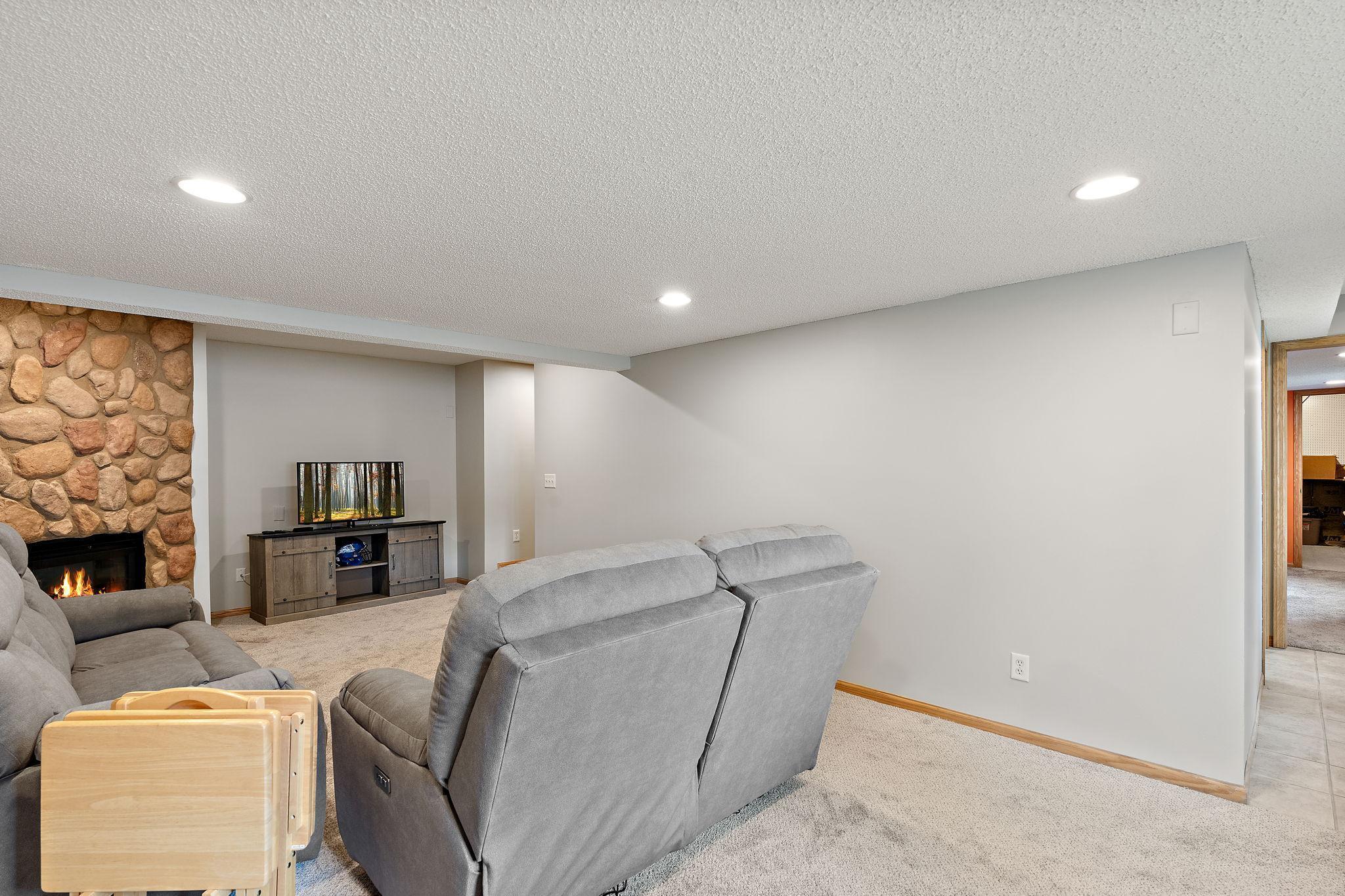 Oakdale, Minnesota, 55128, United States, 4 Bedrooms Bedrooms, ,4 BathroomsBathrooms,Residential,For Sale,1879213