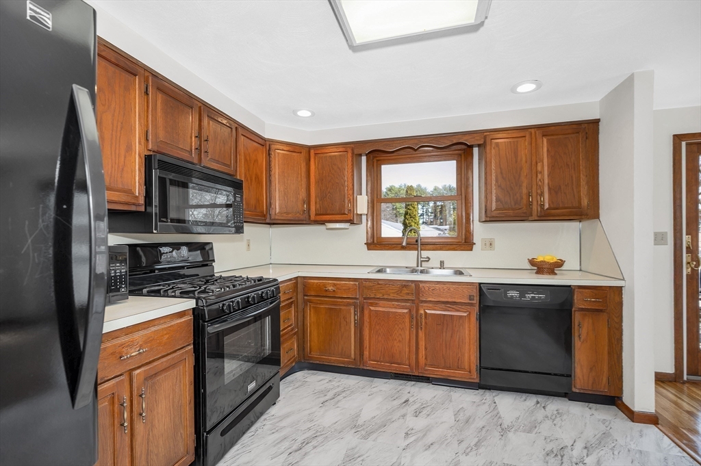 Billerica, Massachusetts, 01821, United States, 5 Bedrooms Bedrooms, ,4 BathroomsBathrooms,Residential,For Sale,2039558