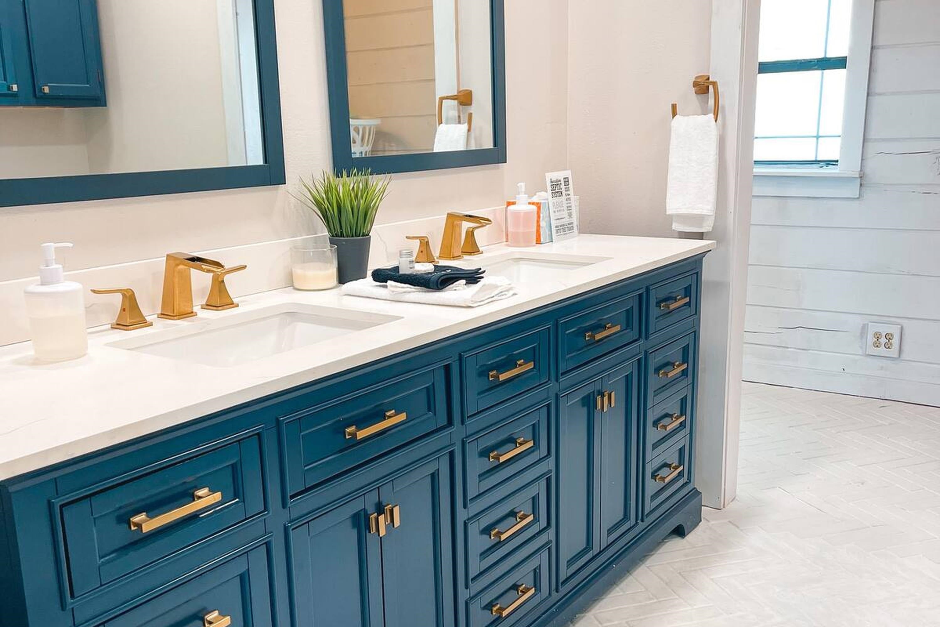 Mountain View, Arkansas, 72560, United States, 4 Bedrooms Bedrooms, ,2 BathroomsBathrooms,Residential,For Sale,1988851