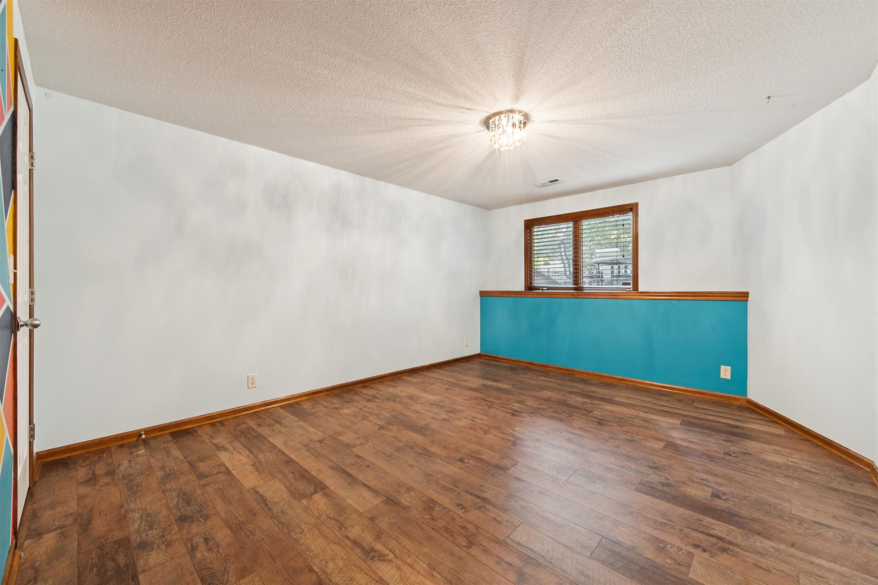 Wichita, Kansas, 67205, United States, 5 Bedrooms Bedrooms, ,3 BathroomsBathrooms,Residential,For Sale,1847235