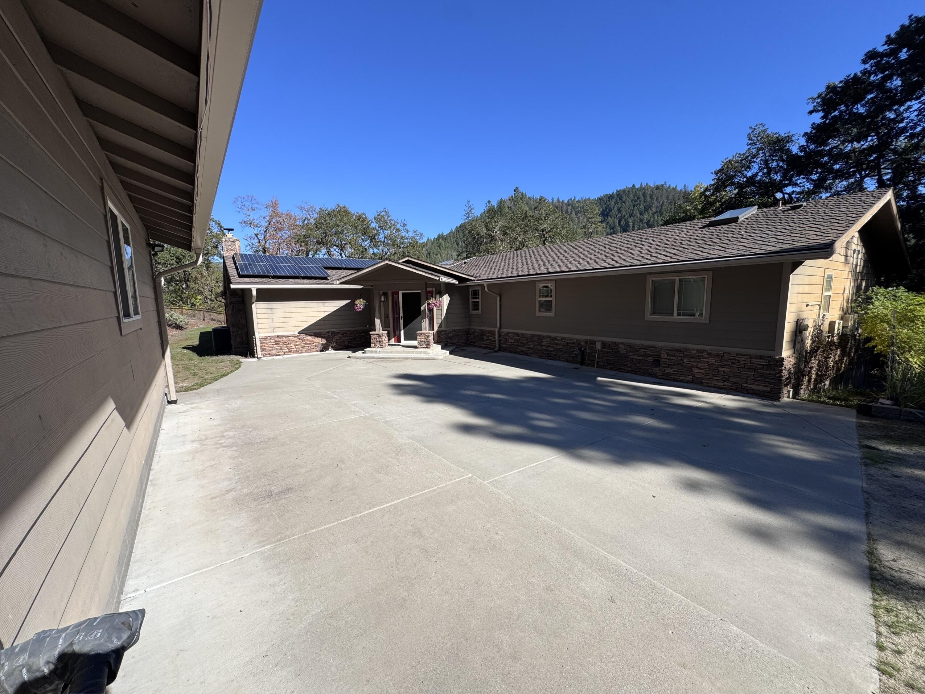 Rogue River, Oregon, 97537, United States, 3 Bedrooms Bedrooms, ,4 BathroomsBathrooms,Residential,For Sale,1982617