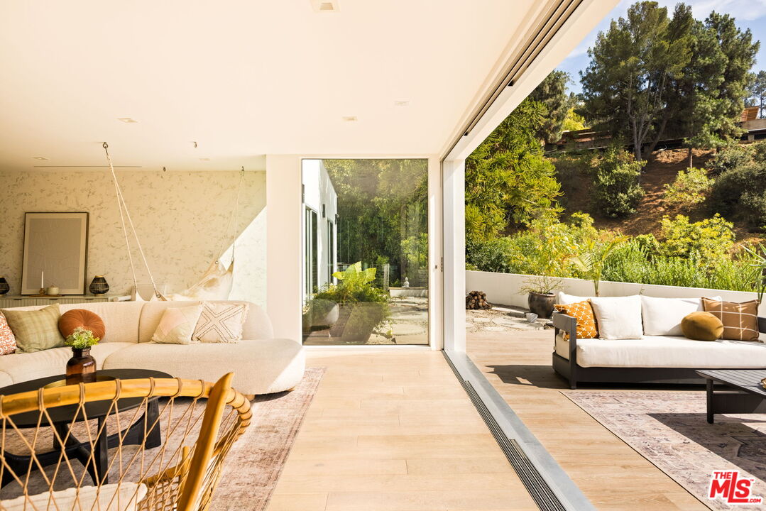 Los Angeles, California, 90046, United States, 4 Bedrooms Bedrooms, ,4 BathroomsBathrooms,Residential,For Sale,1912038