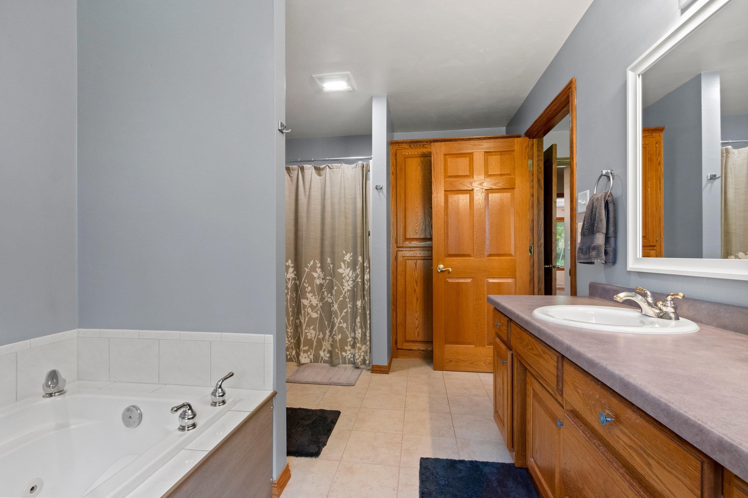 DE PERE, Wisconsin, 54115, United States, 3 Bedrooms Bedrooms, ,4 BathroomsBathrooms,Residential,For Sale,1912239