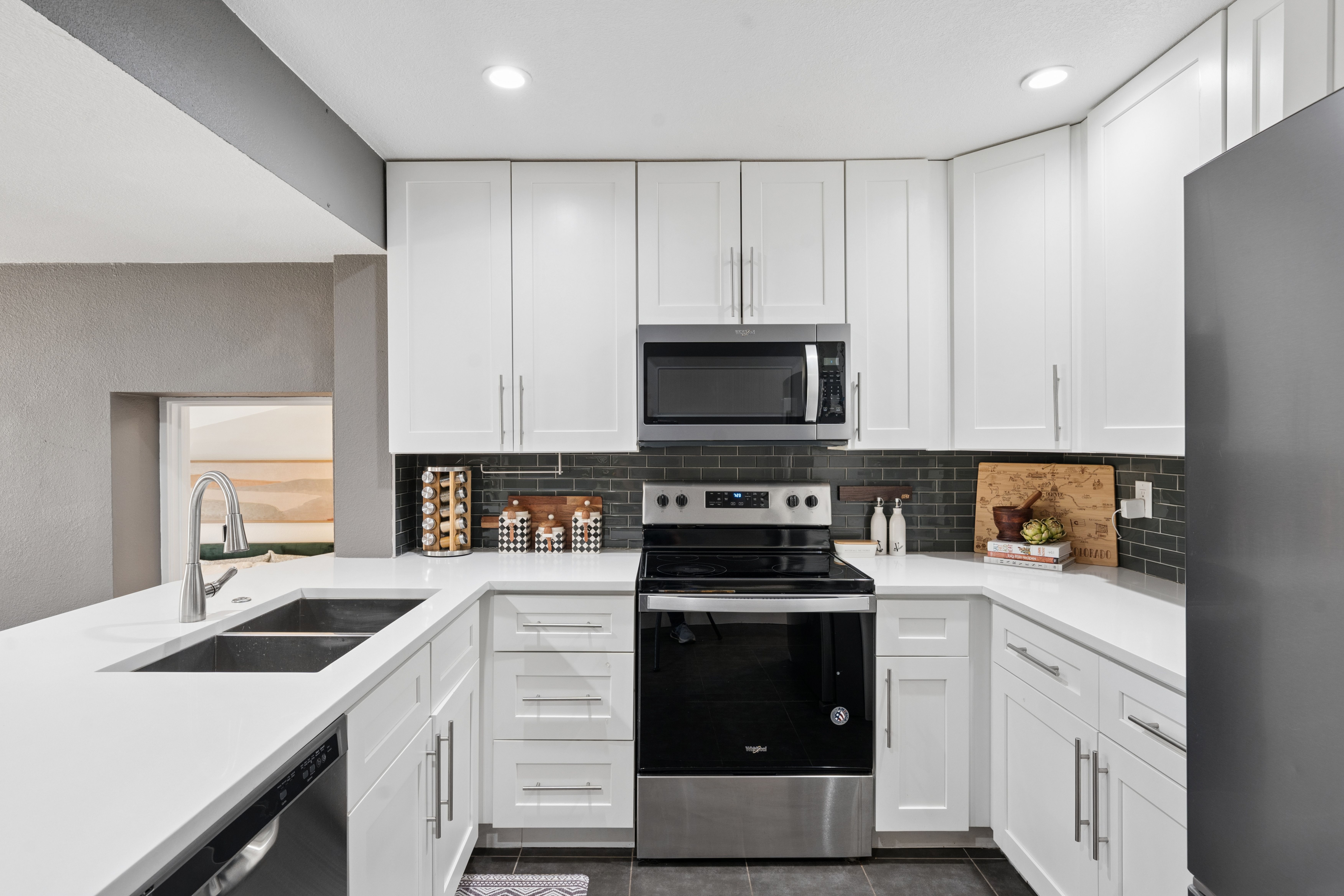  Stylish And Remarkably Versatile Remodeled Mid-Mod Residence - 物件實景