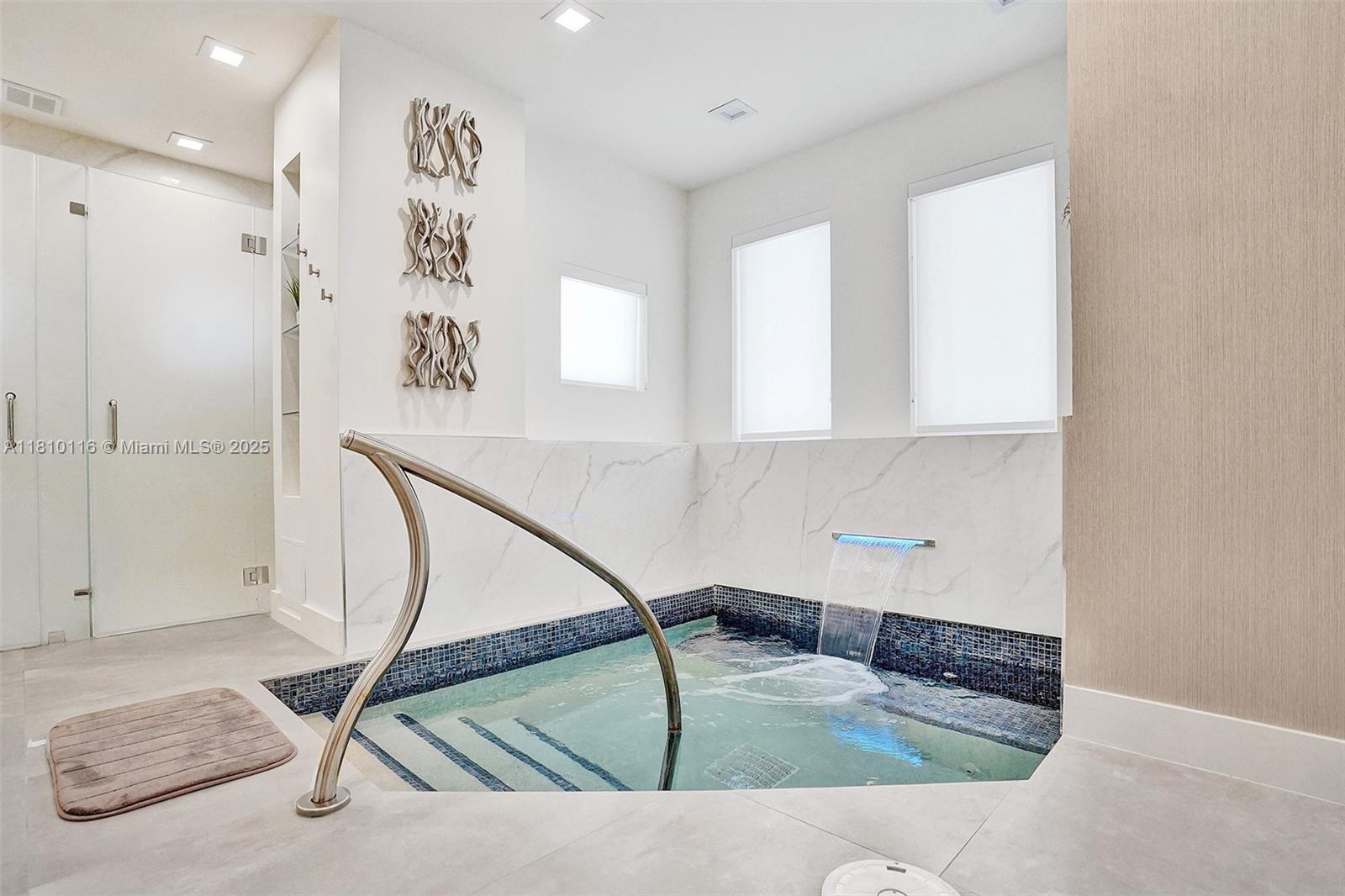 Miami Beach, Florida, 33140, United States, 2 Bedrooms Bedrooms, ,2 BathroomsBathrooms,Residential,For Sale,1838386