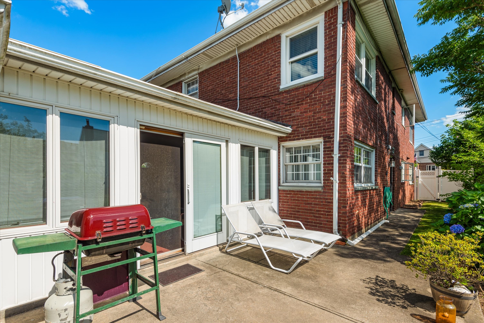 Howard Beach, New York, 11414, United States, 4 Bedrooms Bedrooms, ,3 BathroomsBathrooms,Residential,For Sale,1835164