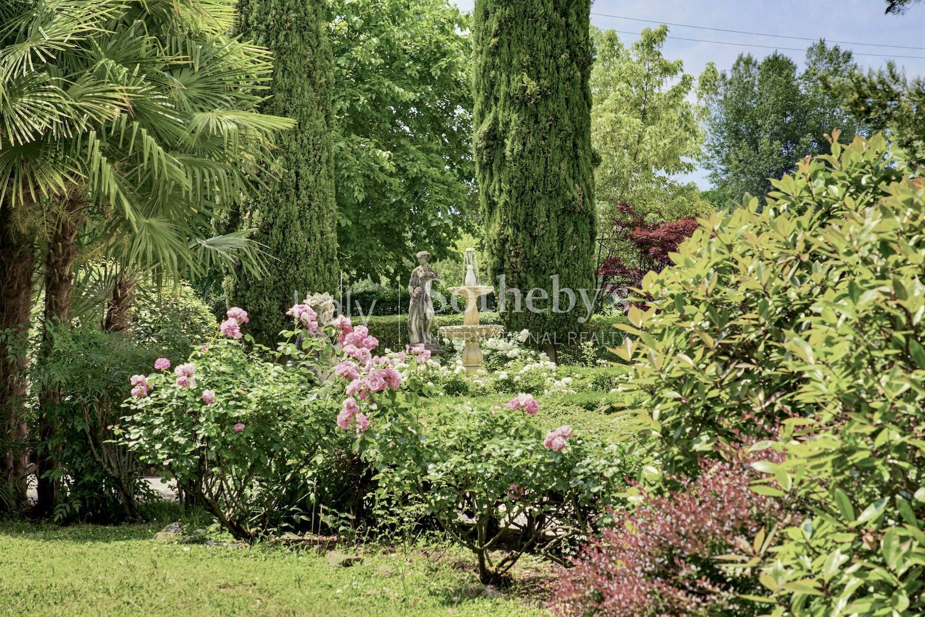  Restored country villa with an Italianstyle garden - 物件實景