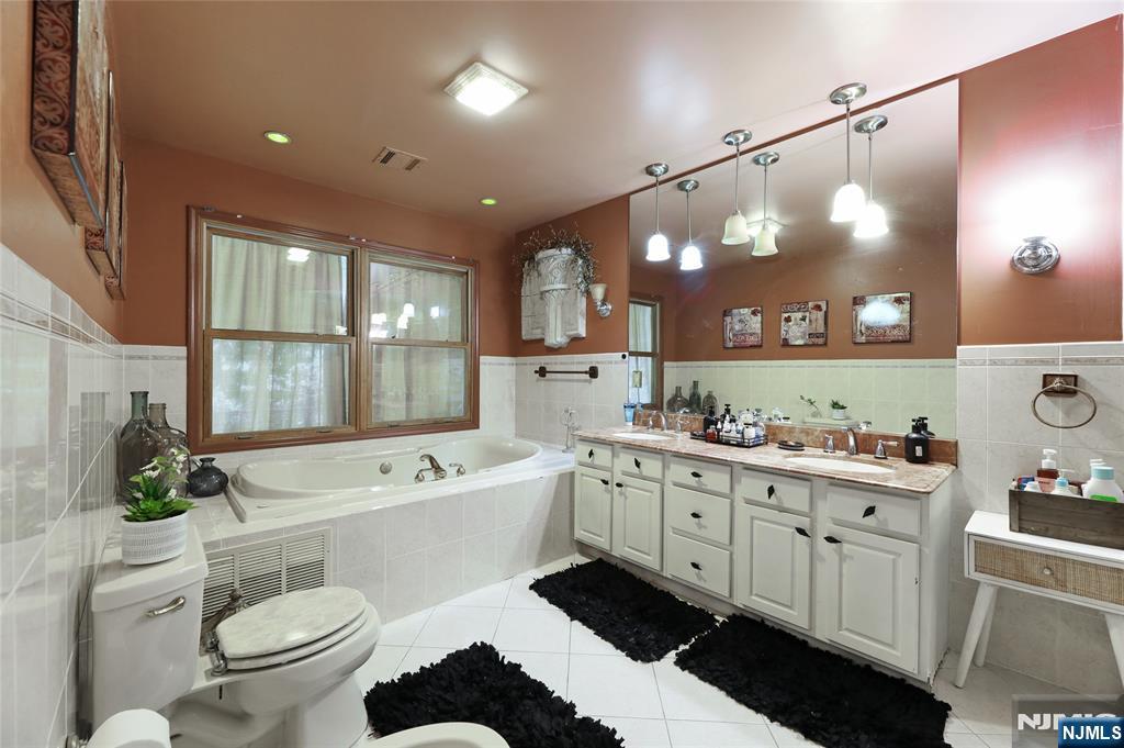 North Arlington, New Jersey, 07031, United States, 6 Bedrooms Bedrooms, ,4 BathroomsBathrooms,Residential,For Sale,1974124