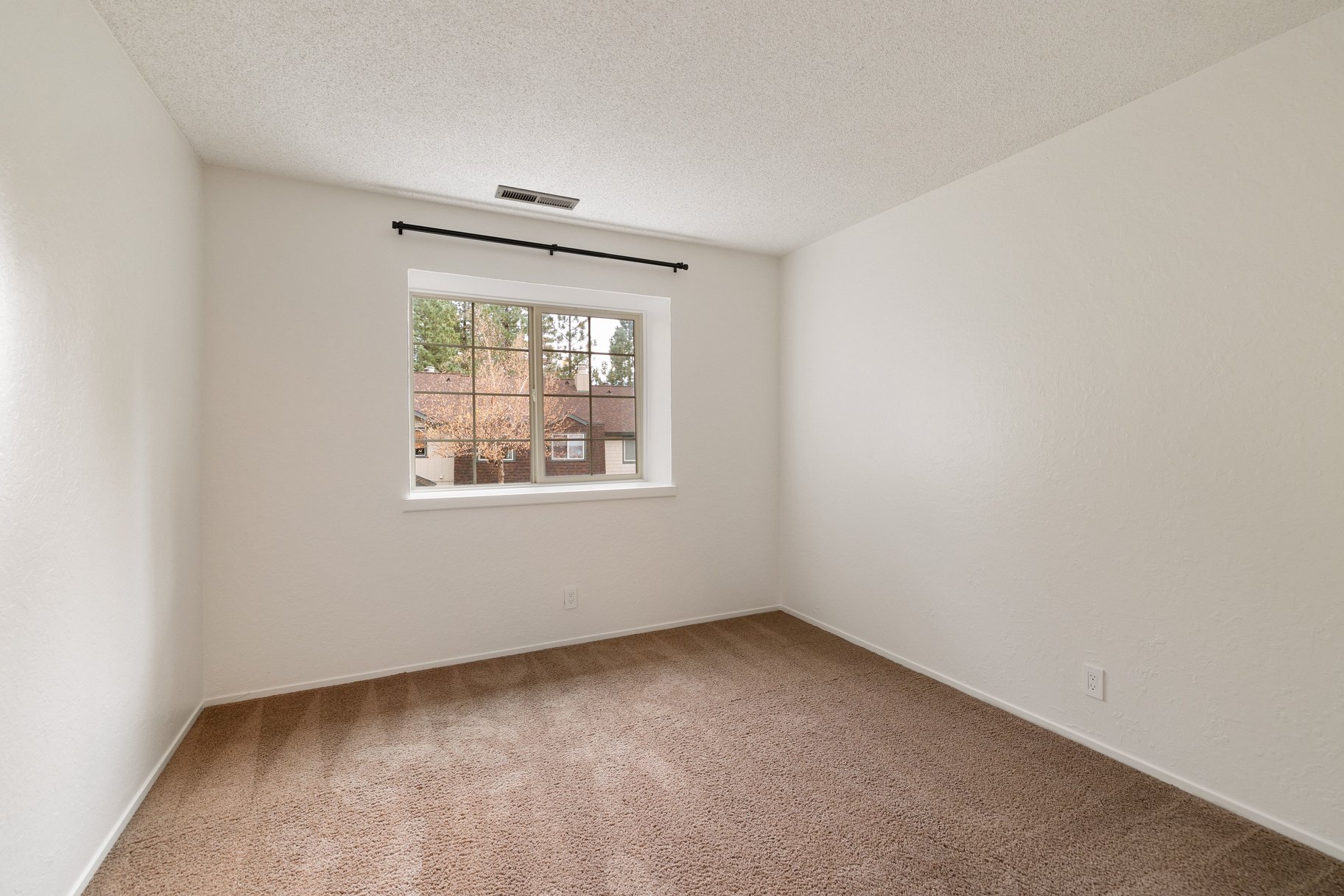  Updated and Well Located Lake Forest Glen Condo - 物件實景