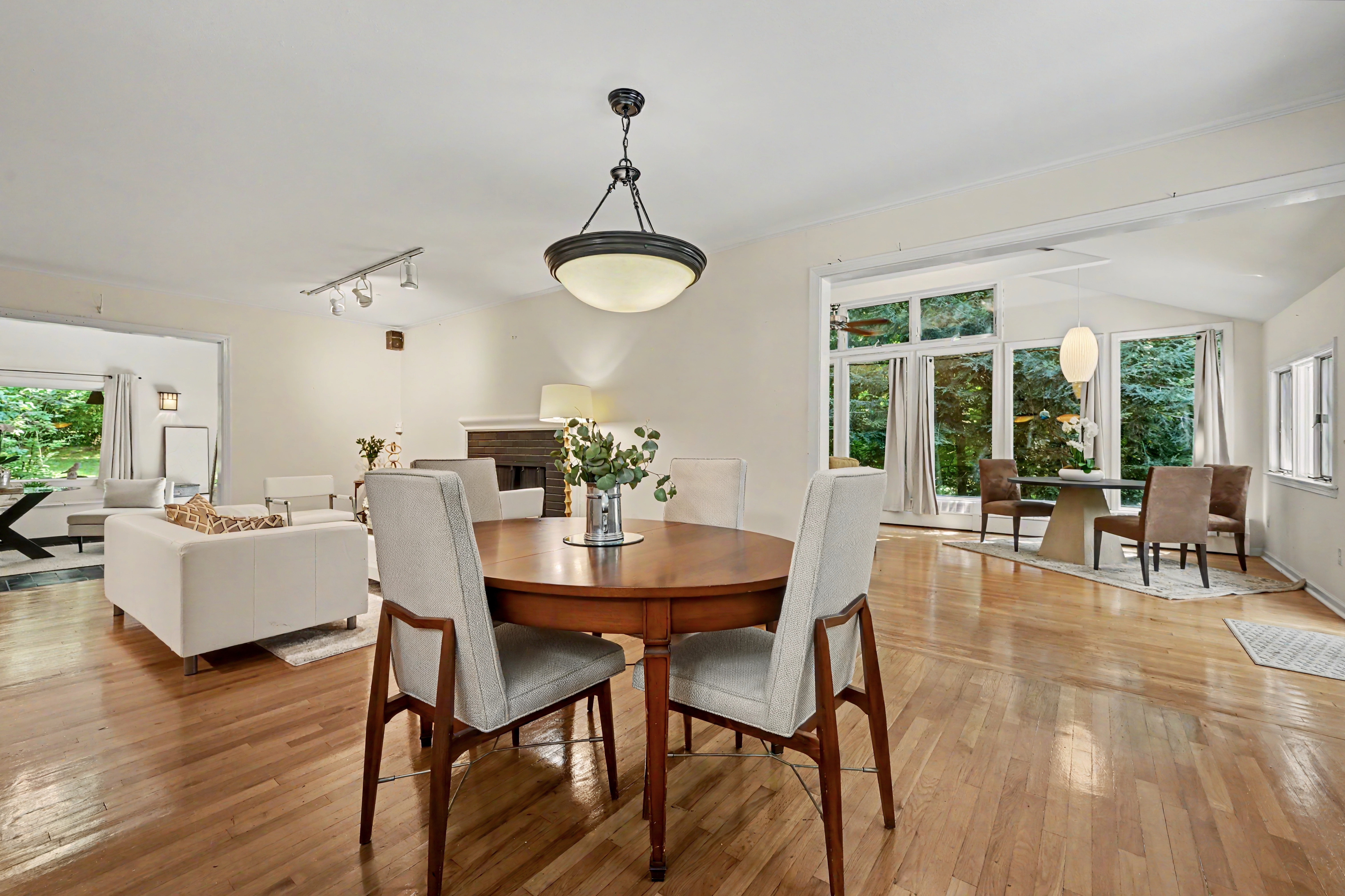  Sun-Drenched Contemporary Colonial Nestled on Two Picturesque Acres - 物件實景