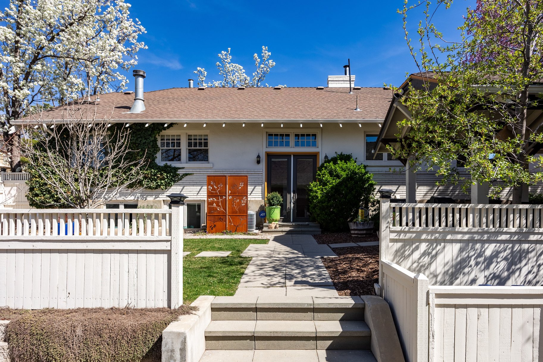  Timeless Bungalow with Enjoyable Outdoor Living - 物件實景