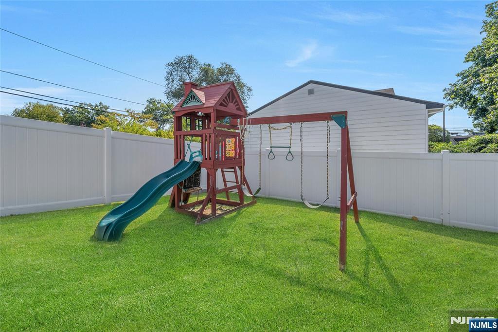 New Milford, New Jersey, 07646, United States, 2 Bedrooms Bedrooms, ,2 BathroomsBathrooms,Residential,For Sale,1948003