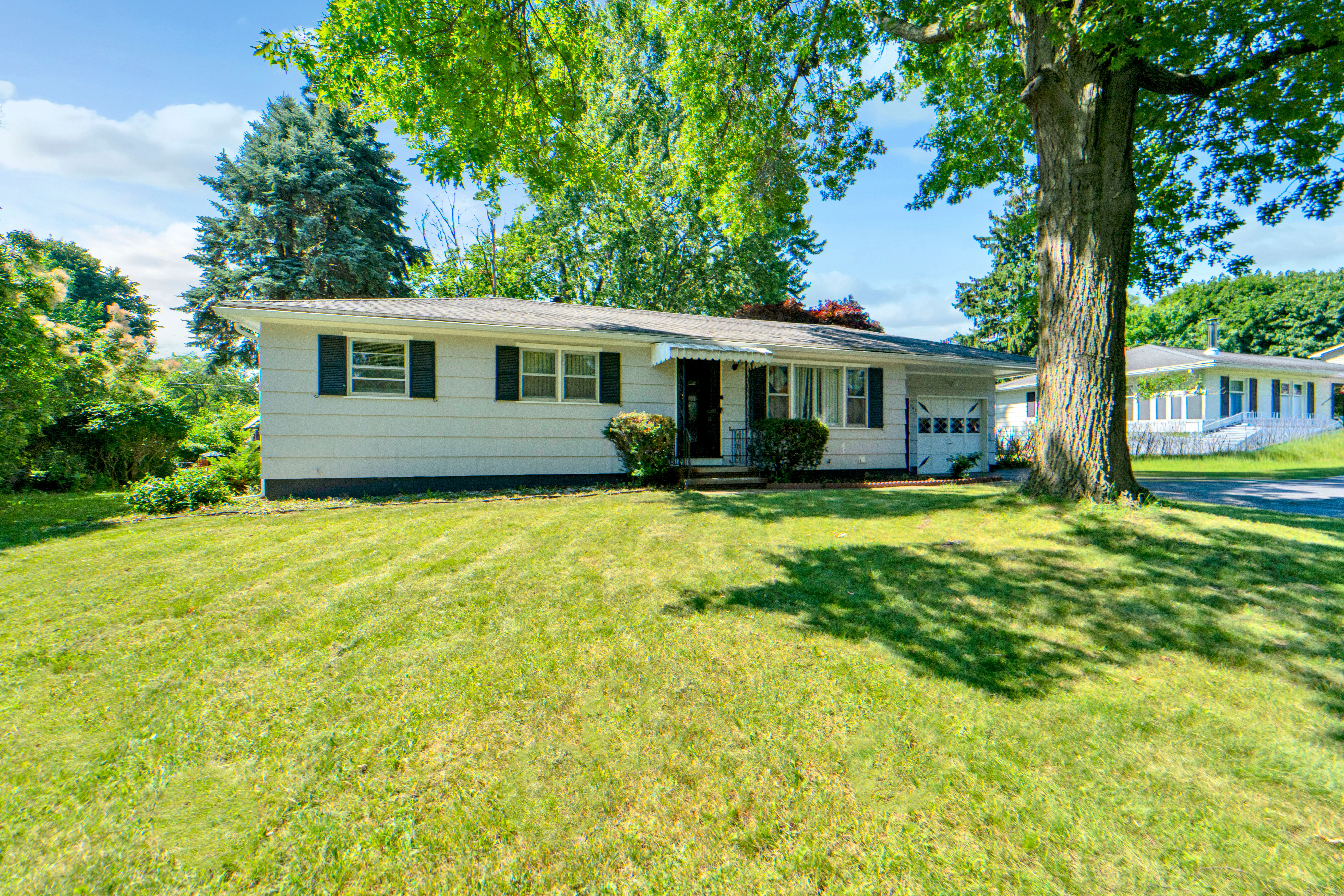 Fleetwood Dr, Rochester, NY 14609