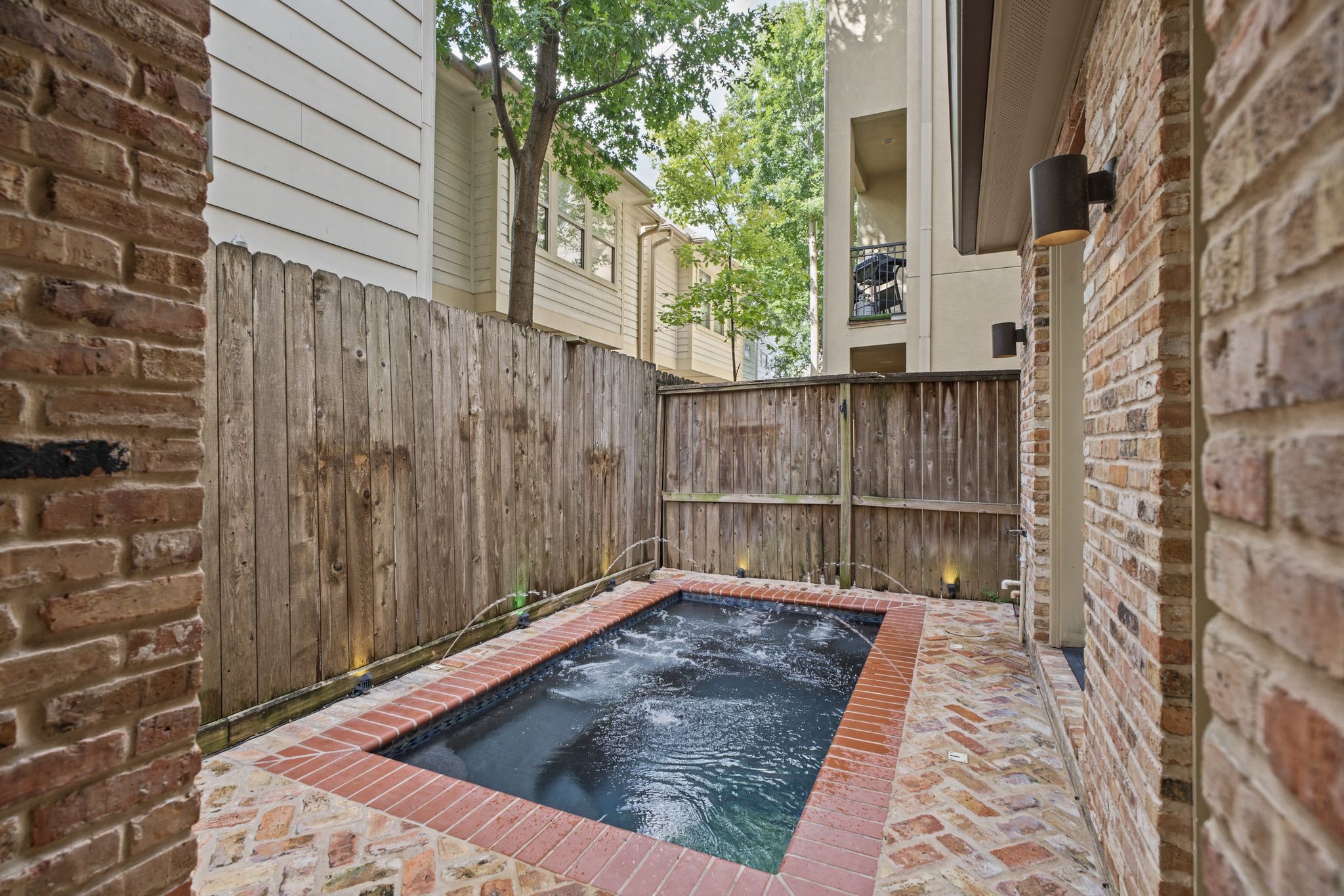  4122 Floyd Street A - 物件實景