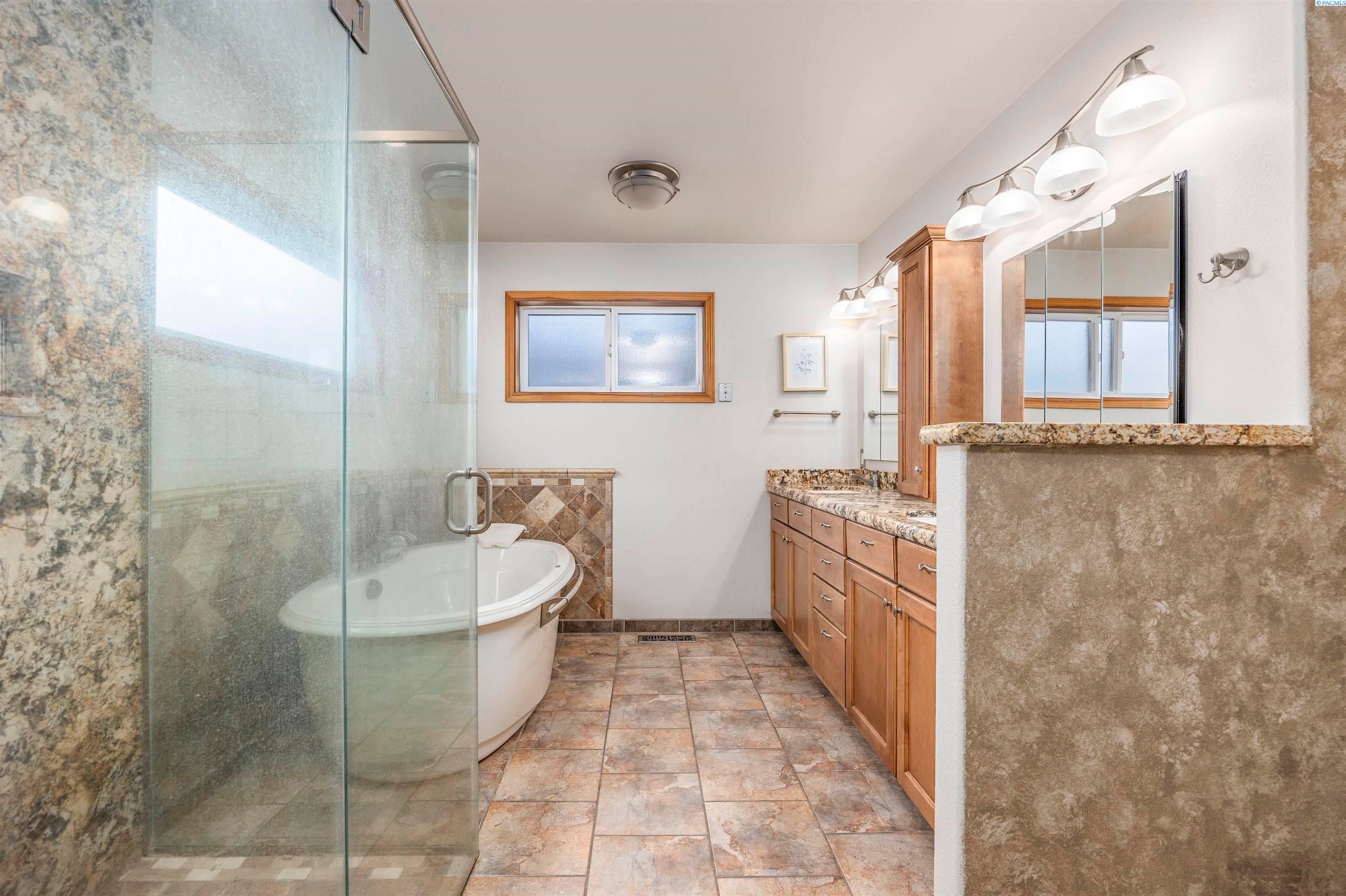 Kennewick, Washington, 99337, United States, 4 Bedrooms Bedrooms, ,2 BathroomsBathrooms,Residential,For Sale,1978666