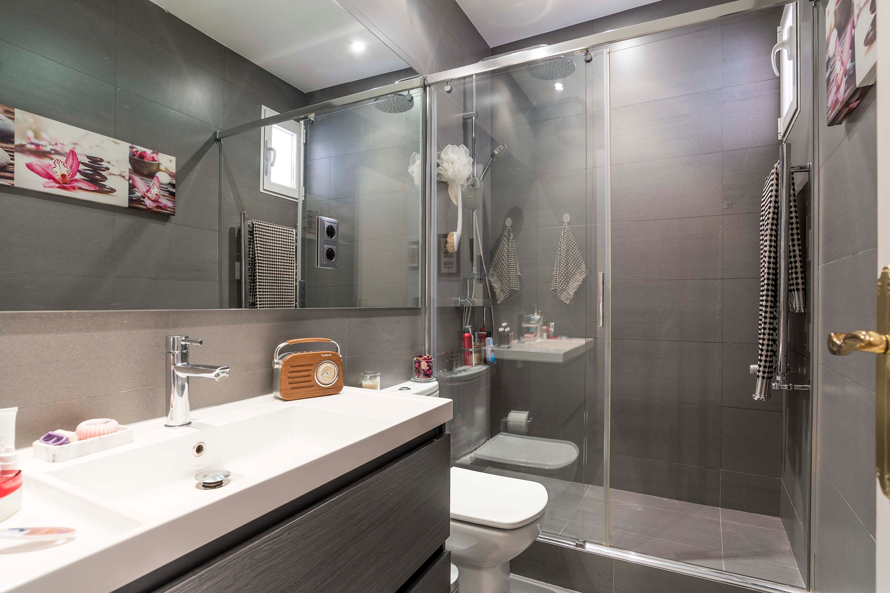  Exterior apartment in Trafalgar with four street-facing balconies - 物件實景