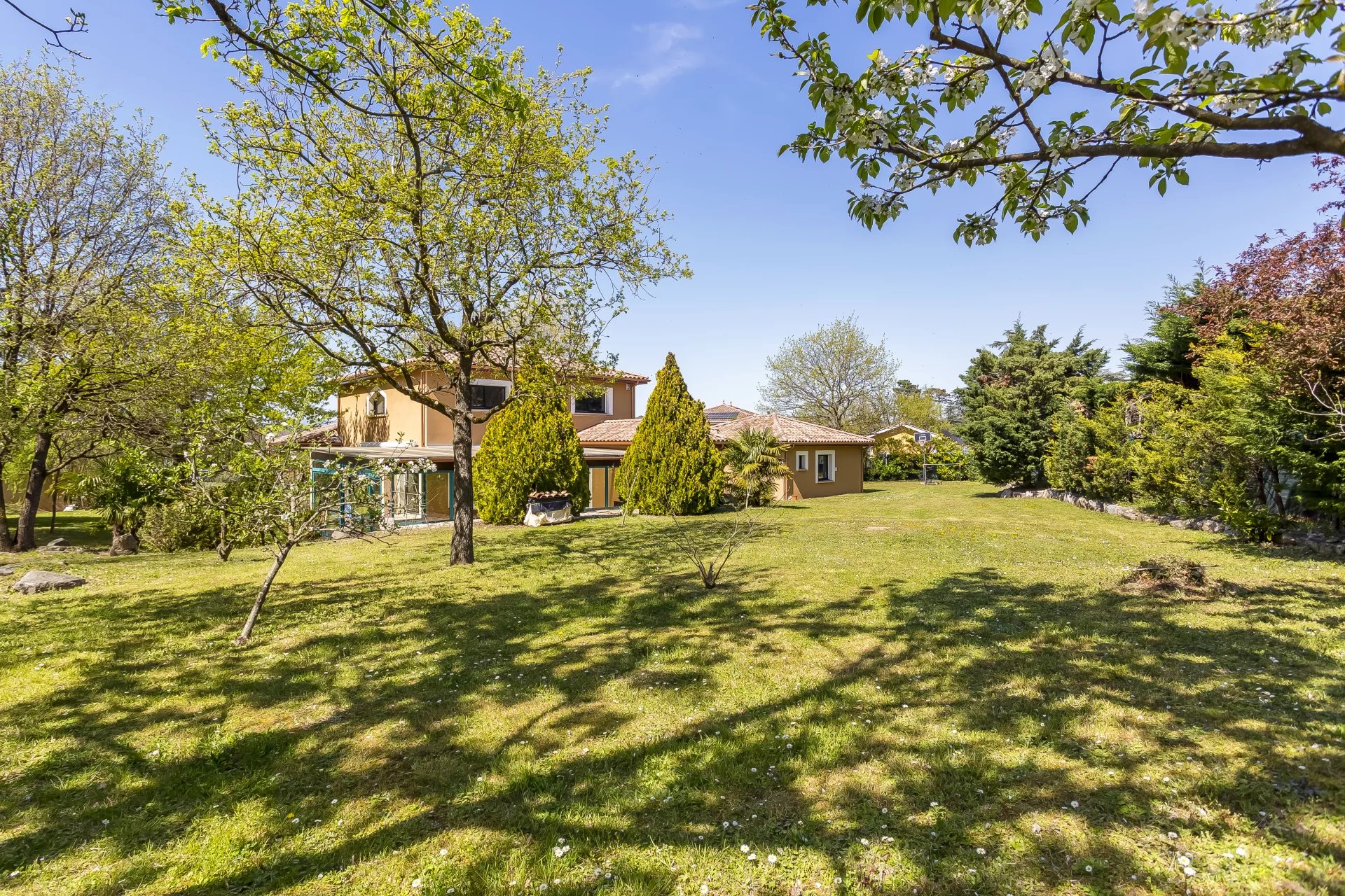 Vourles, Auvergne-Rhône-Alpes, 69390, FR, 7 Bedrooms Bedrooms, ,6 BathroomsBathrooms,Residential,For Sale,1994407