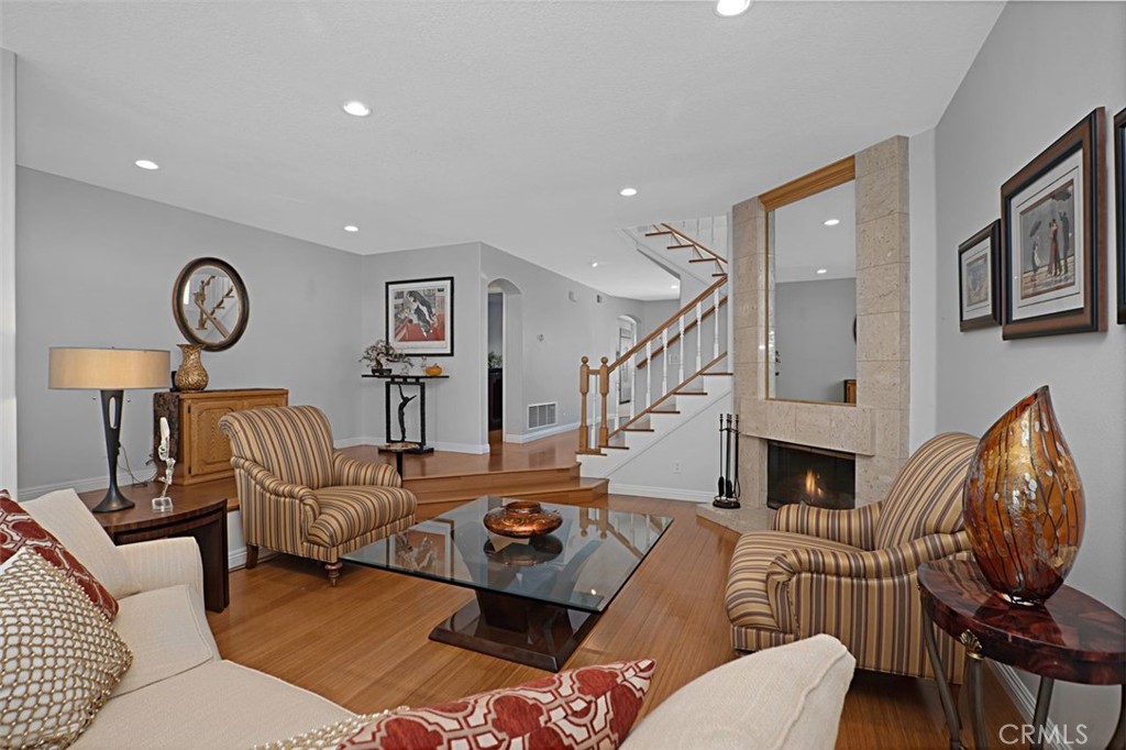Long Beach, California, 90803, United States, 2 Bedrooms Bedrooms, ,3 BathroomsBathrooms,Residential,For Sale,1917947