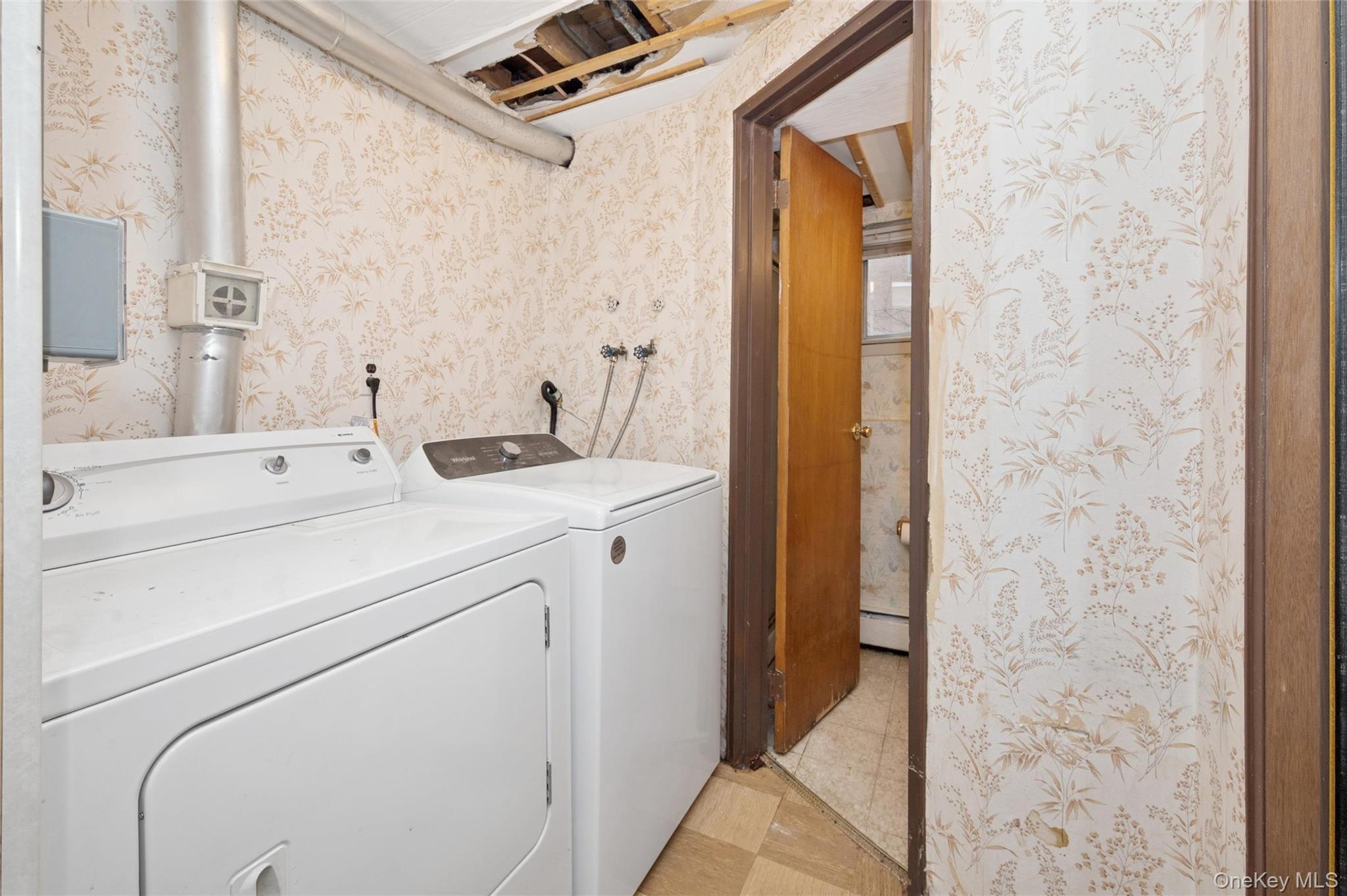 Hicksville, New York, 11801, United States, 4 Bedrooms Bedrooms, ,2 BathroomsBathrooms,Residential,For Sale,1990938