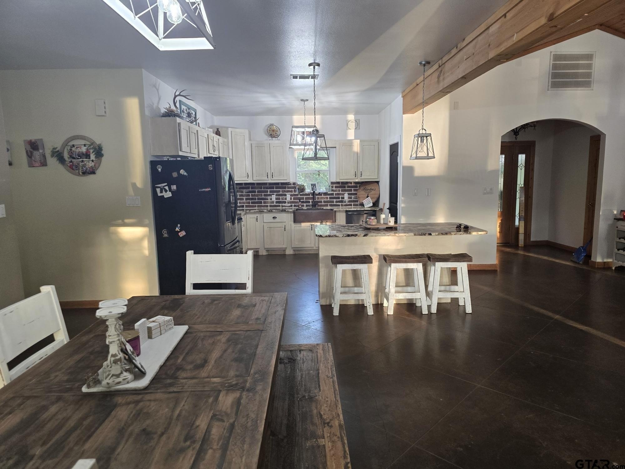 Hughes Springs, Texas, 75656, United States, 4 Bedrooms Bedrooms, ,3 BathroomsBathrooms,Residential,For Sale,1974783