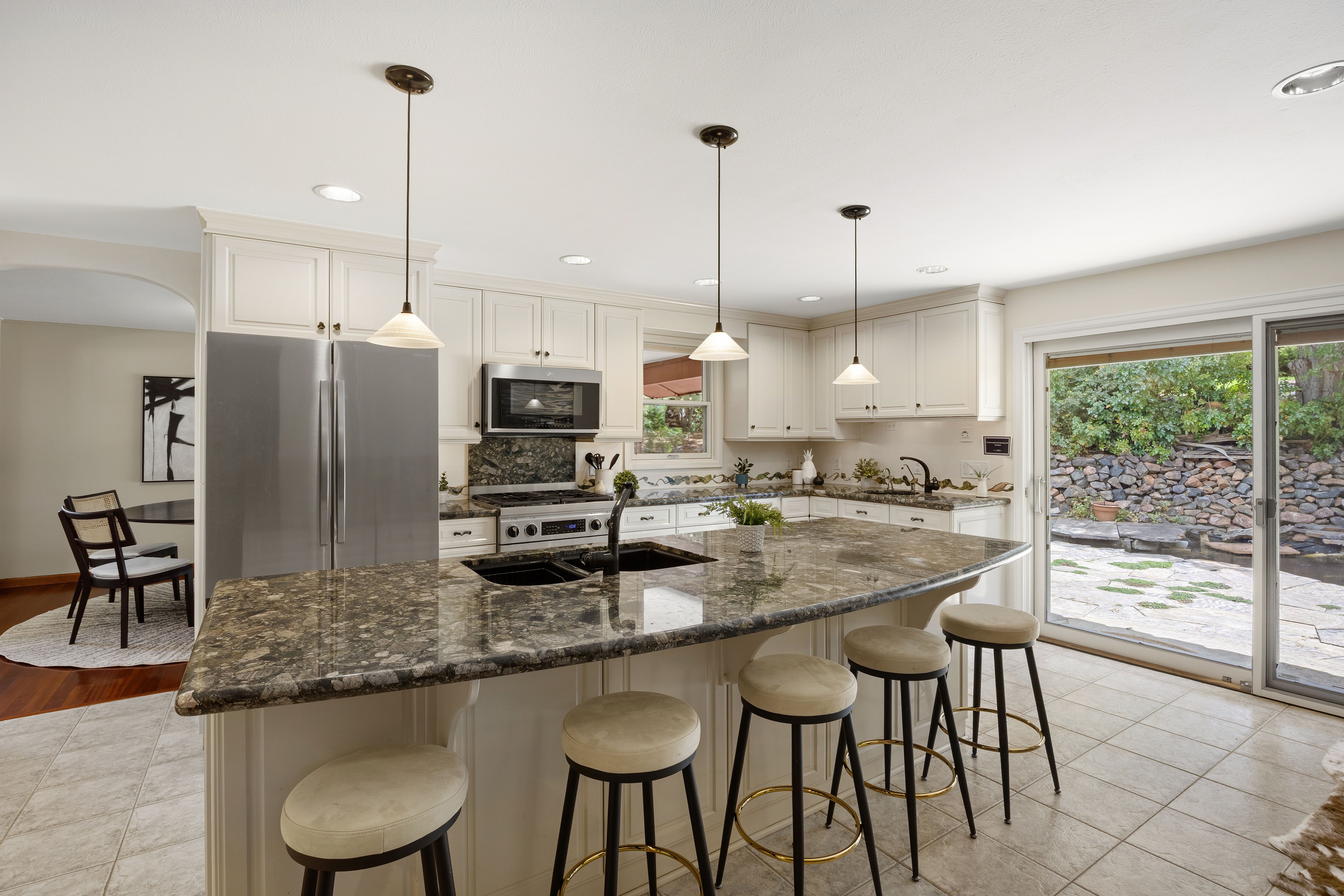  Beautifully Updated Home On Cul-De-Sac In Desirable Heritage Place Neighborhood - 物件實景