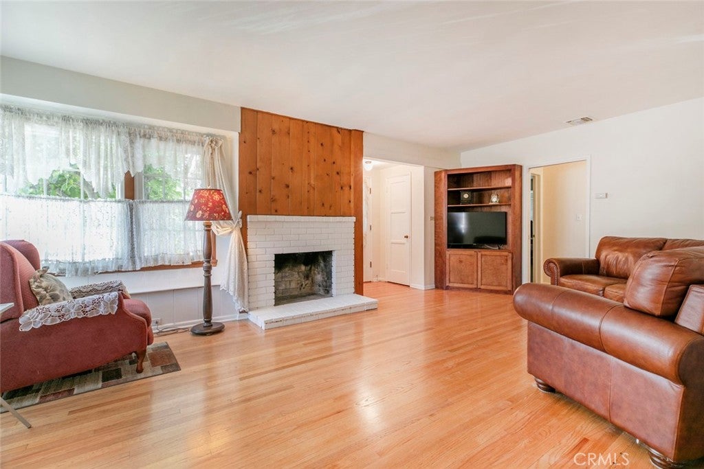 Van Nuys, California, 91405, United States, 2 Bedrooms Bedrooms, ,2 BathroomsBathrooms,Residential,For Sale,1993356