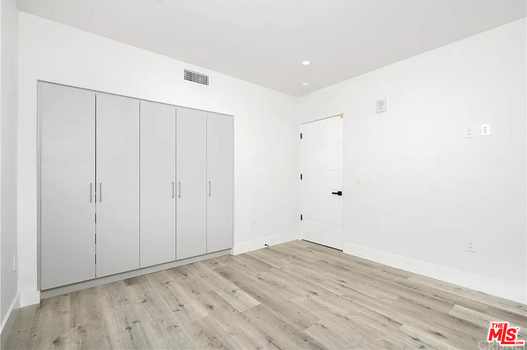 Valley Village, California, 91607, United States, 25 Bedrooms Bedrooms, ,Residential,For Sale,1932634