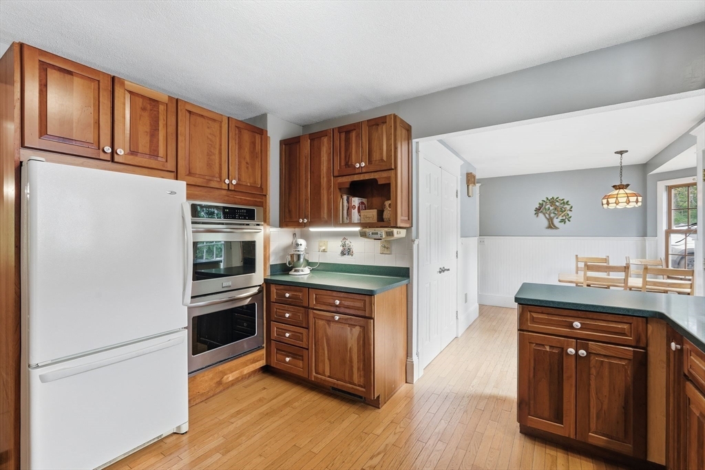 South Hadley, Massachusetts, 01075, United States, 4 Bedrooms Bedrooms, ,2 BathroomsBathrooms,Residential,For Sale,1970886